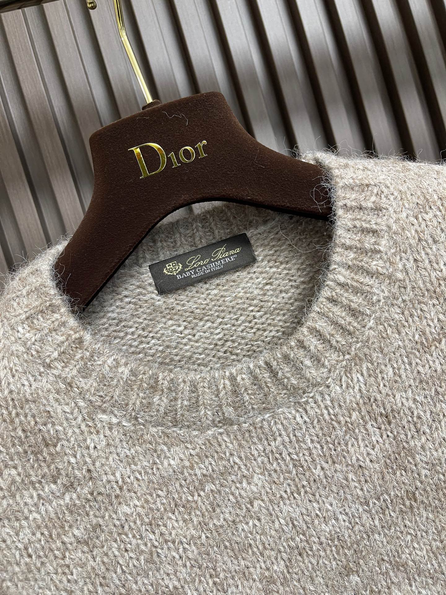 🛒🛒lP🆕 LoroPiana 2025ss秋季新品针织衫毛衣，这款针织衫采用提花面料精心制作，领口、袖