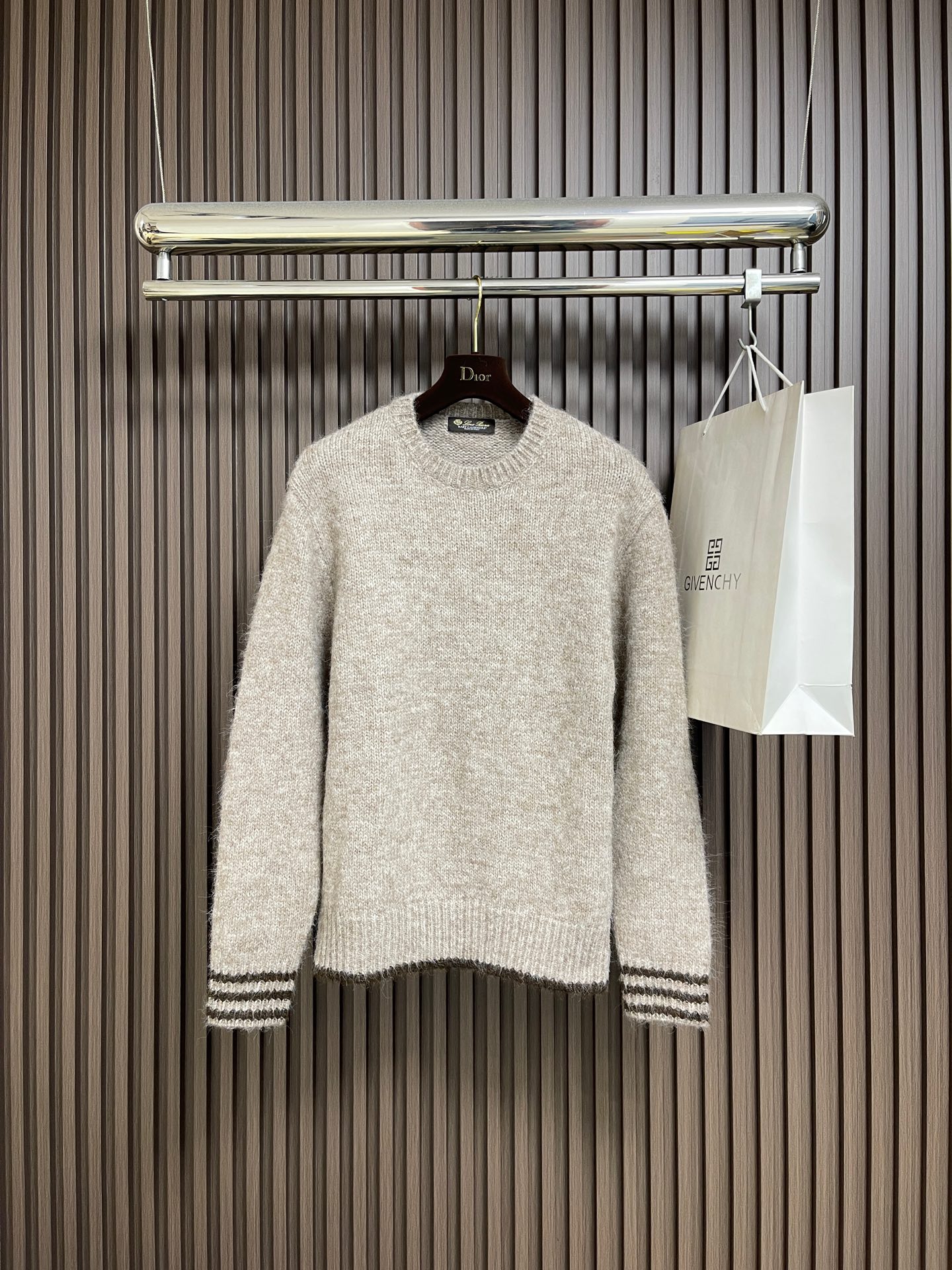 🛒🛒lP🆕 LoroPiana 2025ss秋季新品针织衫毛衣，这款针织衫采用提花面料精心制作，领口、袖