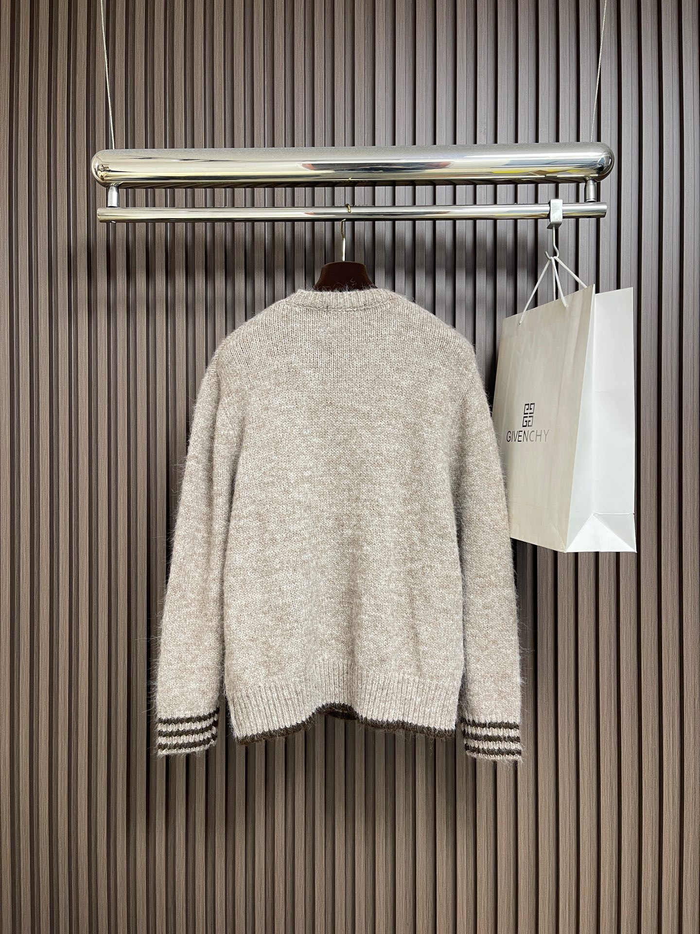 🛒🛒lP🆕 LoroPiana 2025ss秋季新品针织衫毛衣，这款针织衫采用提花面料精心制作，领口、袖