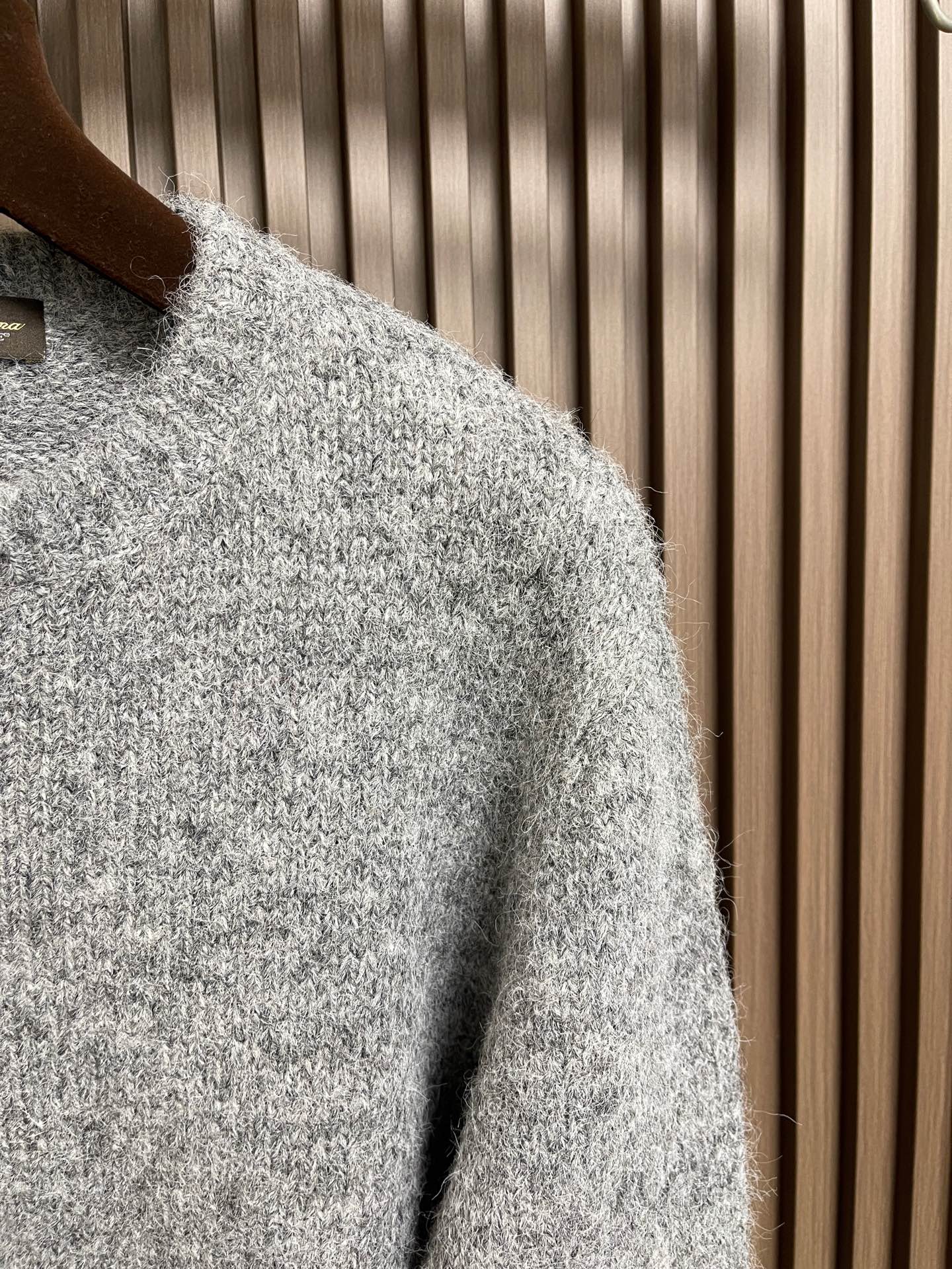 🛒🛒lP🆕 LoroPiana 2025ss秋季新品针织衫毛衣，这款针织衫采用提花面料精心制作，领口、袖