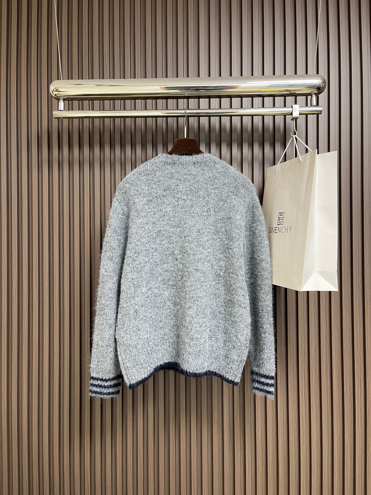 🛒🛒lP🆕 LoroPiana 2025ss秋季新品针织衫毛衣，这款针织衫采用提花面料精心制作，领口、袖