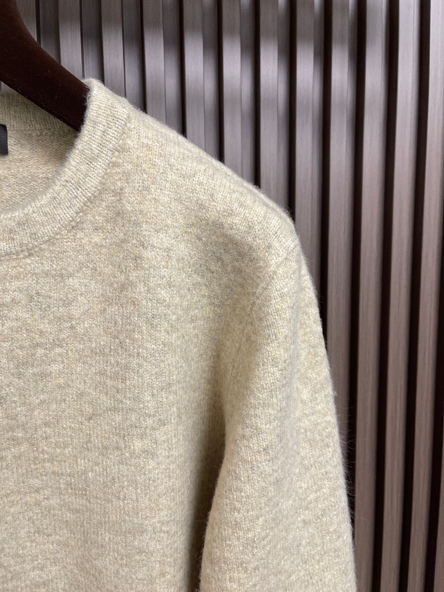 🛒🛒lP🆕 LoroPiana 男士羊毛针织衫，这款长袖针织衫采用非常精细的Wish羊毛制成，是一款精致