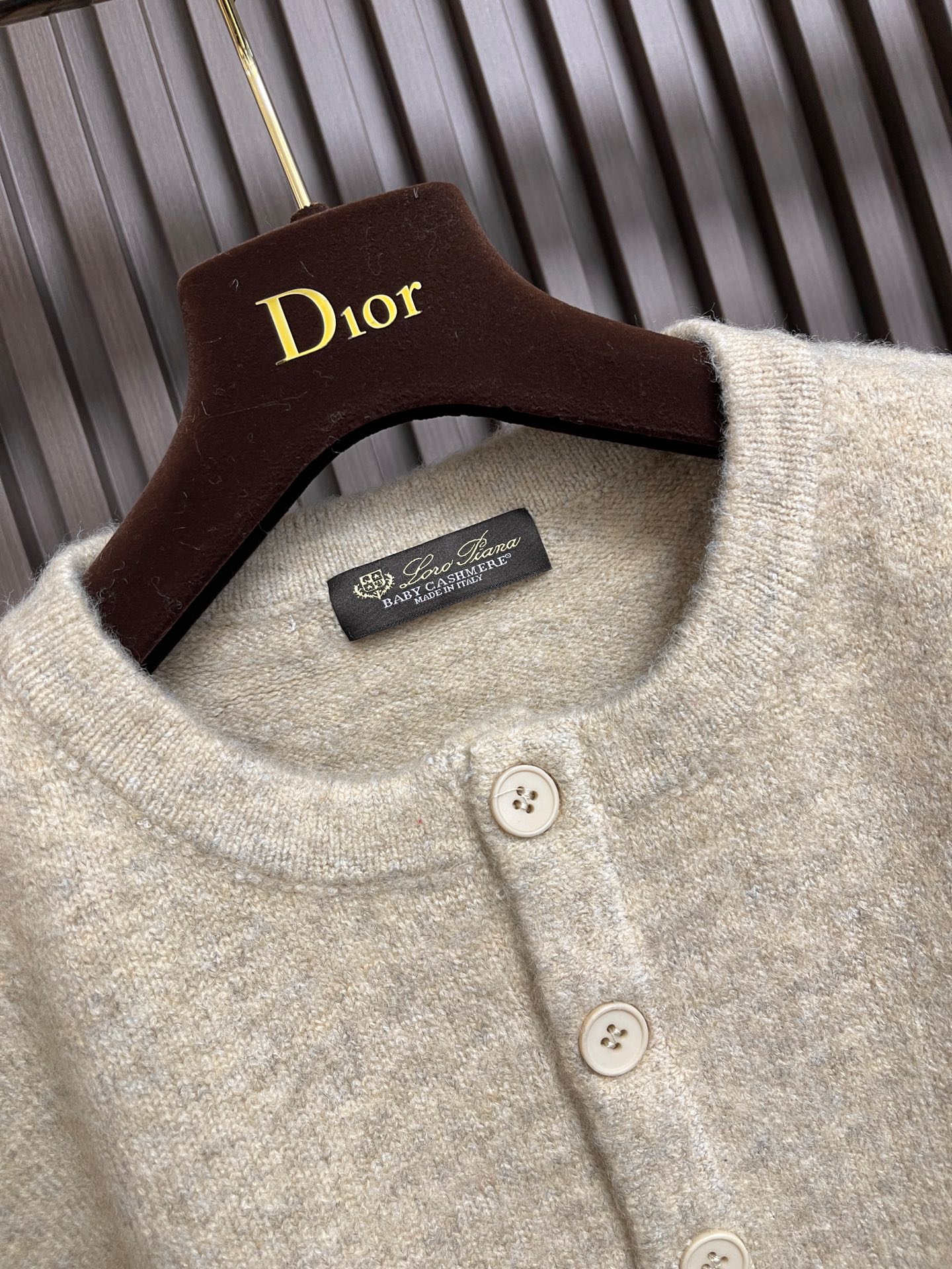 🛒🛒lP🆕 LoroPiana 男士羊毛针织衫，这款长袖针织衫采用非常精细的Wish羊毛制成，是一款精致