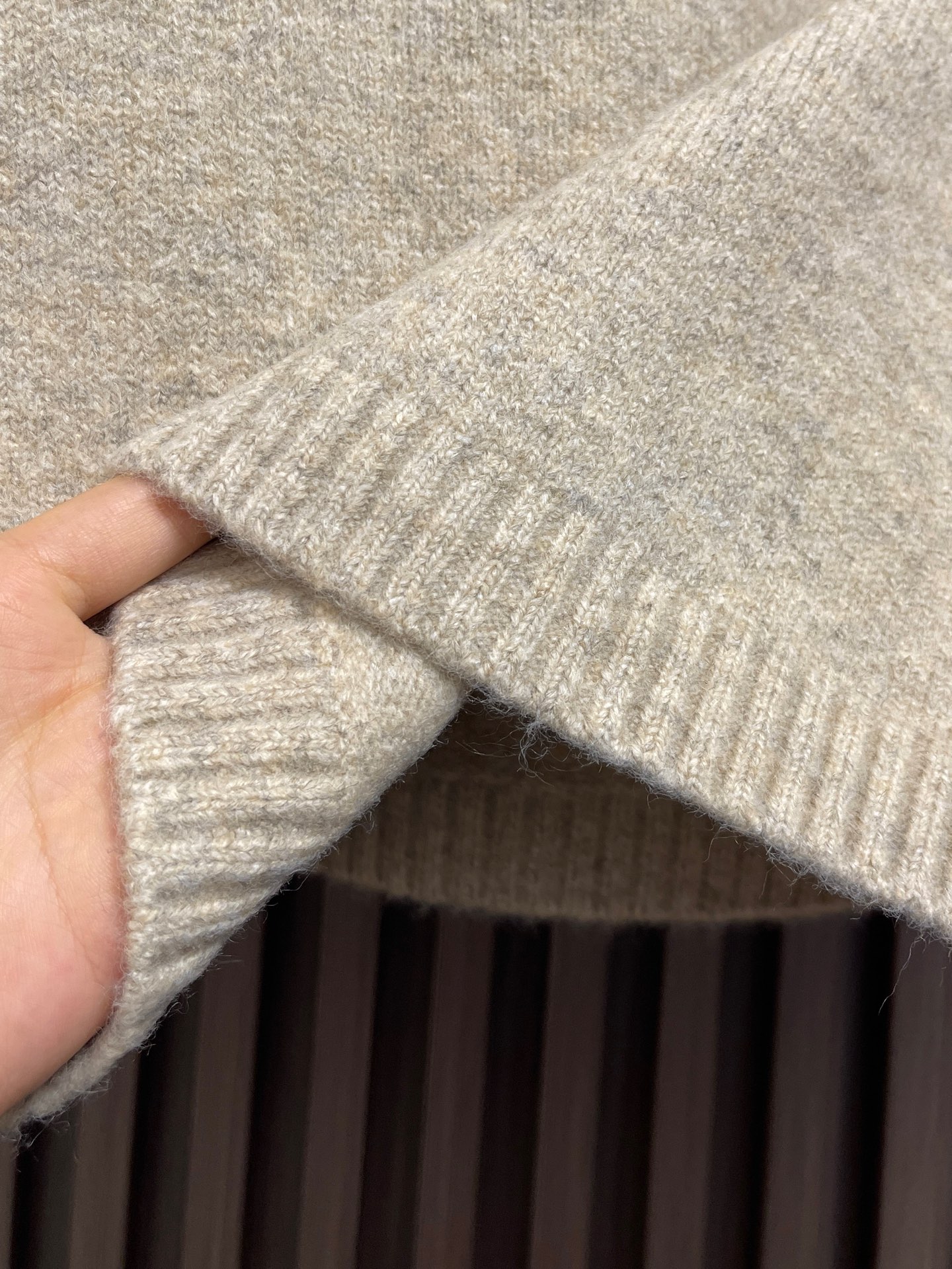 🛒🛒lP🆕 LoroPiana 男士羊毛针织衫，这款长袖针织衫采用非常精细的Wish羊毛制成，是一款精致