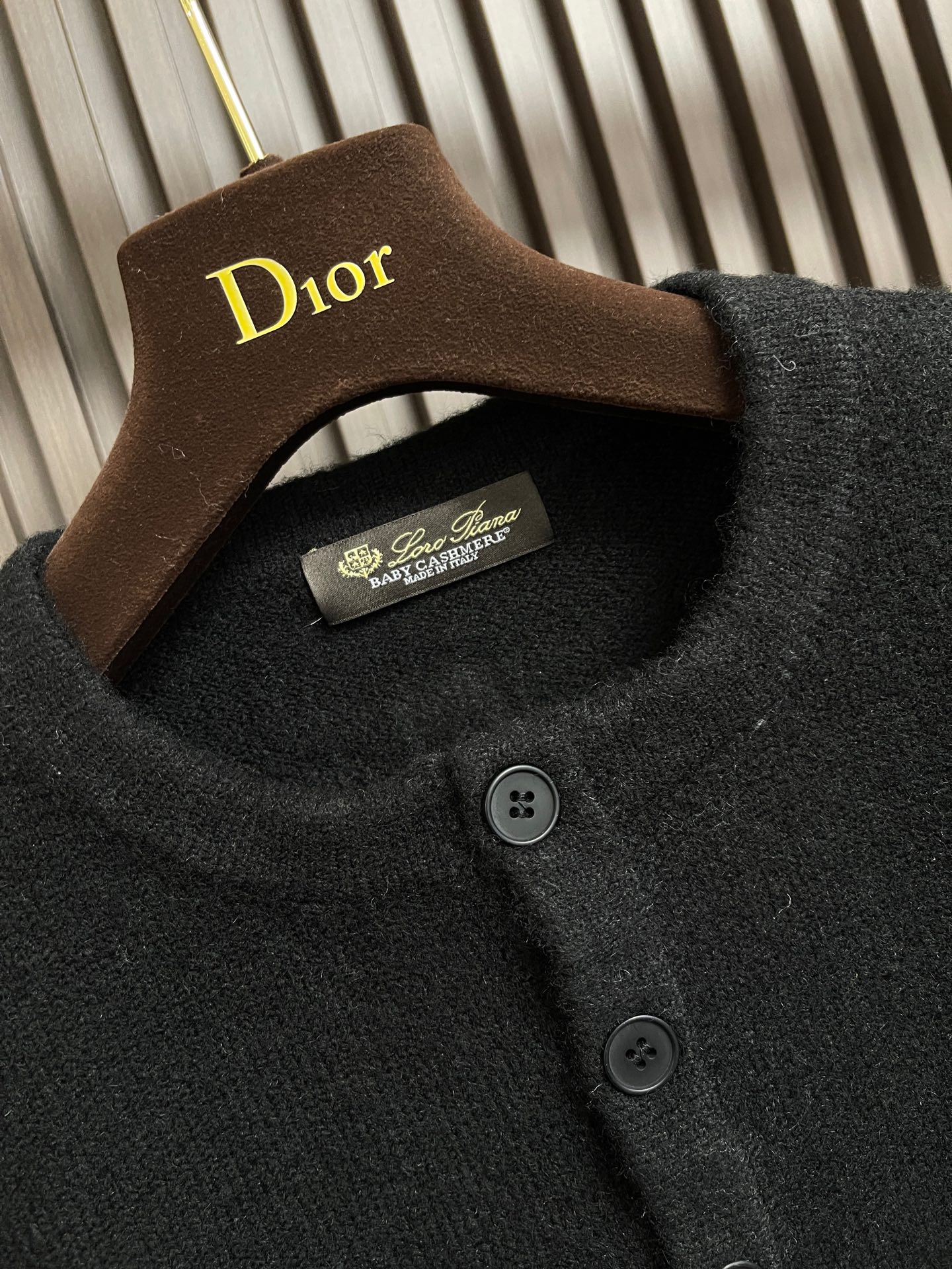 🛒🛒lP🆕 LoroPiana 男士羊毛针织衫，这款长袖针织衫采用非常精细的Wish羊毛制成，是一款精致