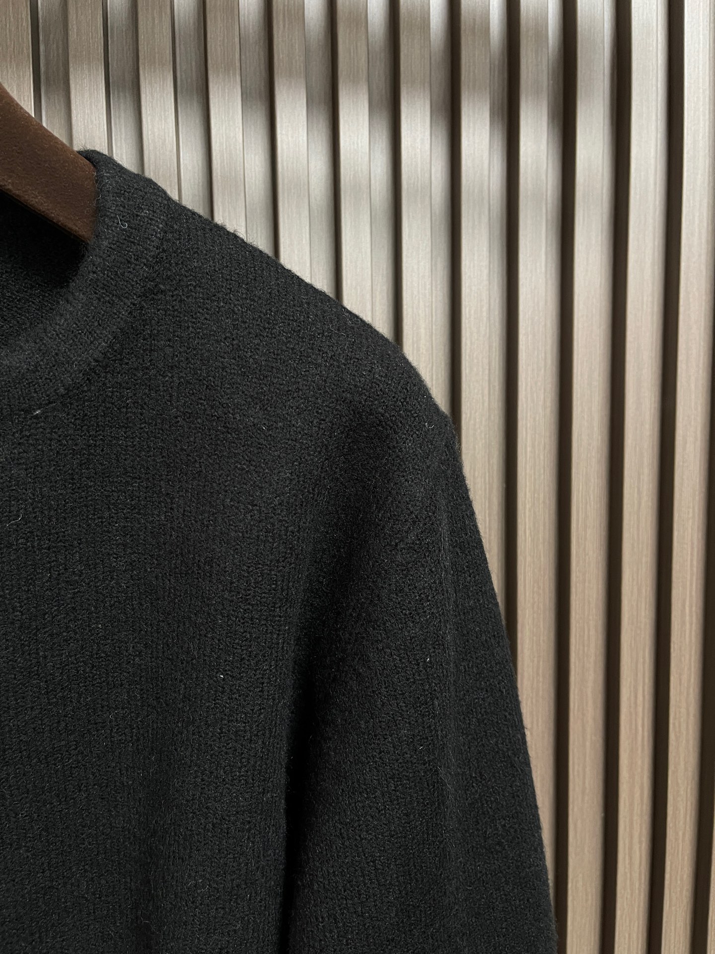 🛒🛒lP🆕 LoroPiana 男士羊毛针织衫，这款长袖针织衫采用非常精细的Wish羊毛制成，是一款精致