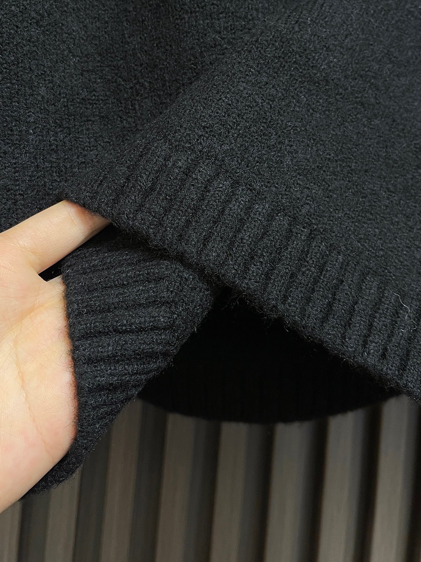 🛒🛒lP🆕 LoroPiana 男士羊毛针织衫，这款长袖针织衫采用非常精细的Wish羊毛制成，是一款精致