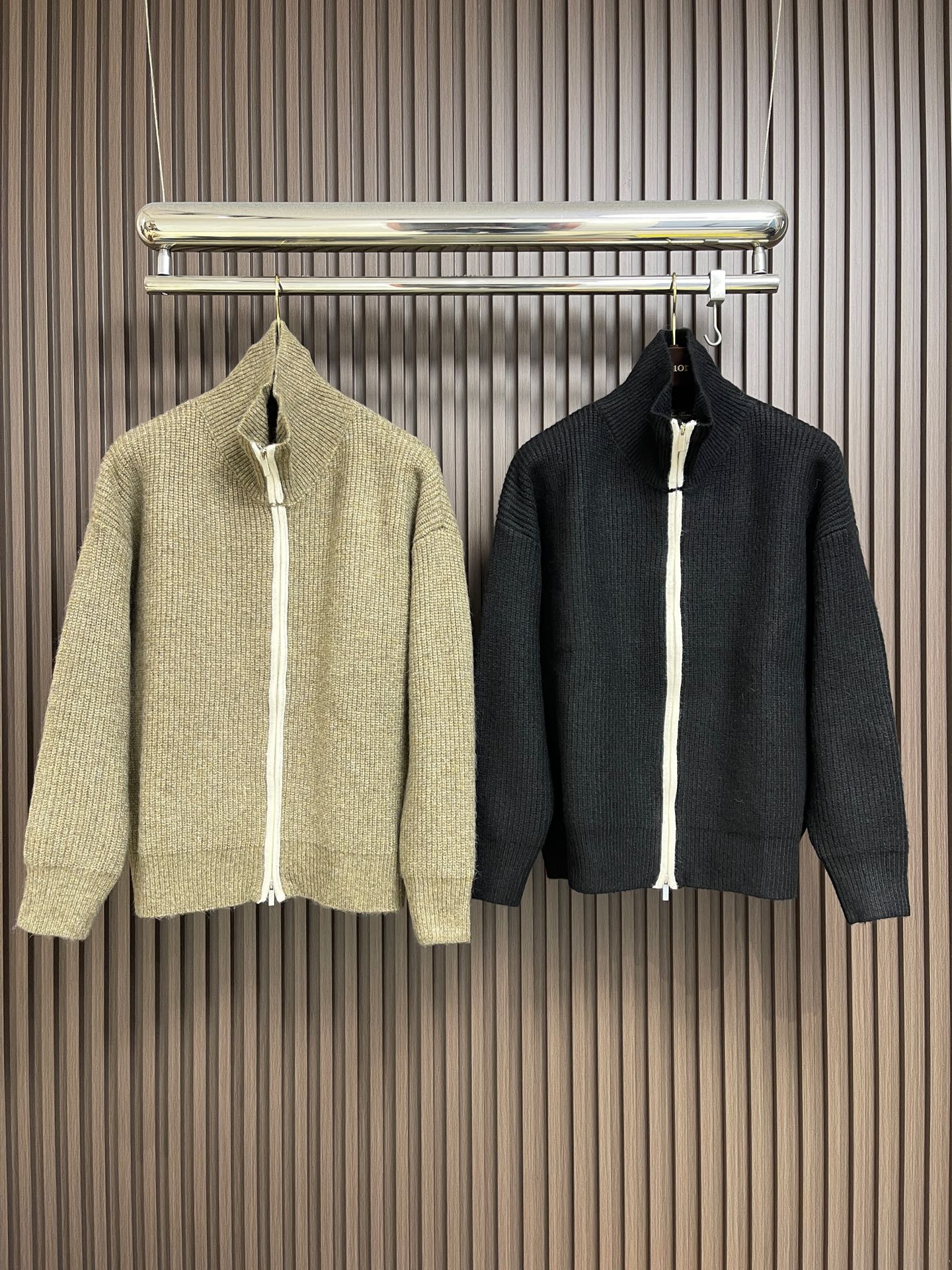 🛒🛒lP🆕 LoroPiana 2025ss秋冬新品翻领针织毛衣外套，美式穿搭经典设计 基础色随意搭配都