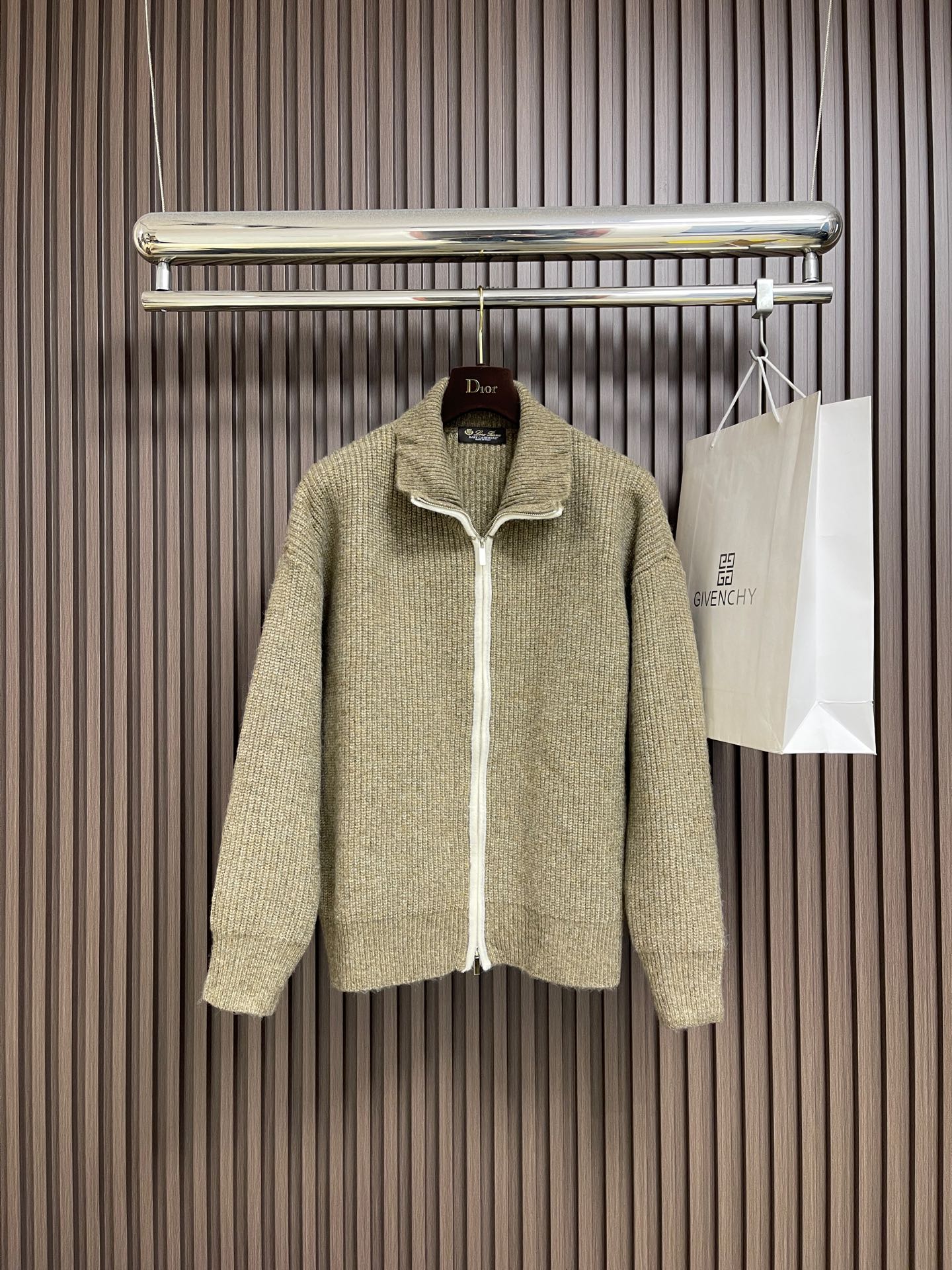 NO:627594,LP Loropiana 2025ss new autumn and winter lapel knitted sweater jacket, American style classic design. Basic colors can be matched casually. This basic version is the focus. It looks good when worn alone and layered. It is beautiful and more durable. It is super high-end when layered in autumn and winter. It is versatile for daily casual wear. Sizes M-L-XL, loro piana, loro piana, jackets & coats, sweaters, alexander wang19860909LP Loropiana 2025ss秋冬新品翻领针织毛衣外套,美式穿搭经典设计 基础色随意搭配都不会出错 这种基础款版型是重点 单穿叠穿都好看 美观的同时更经久耐穿 秋冬叠穿超高级,日常休闲百搭.尺码M-L-XL,,loro piana,loro piana,jackets & coats,sweaters,alexander wang,Men's clothing