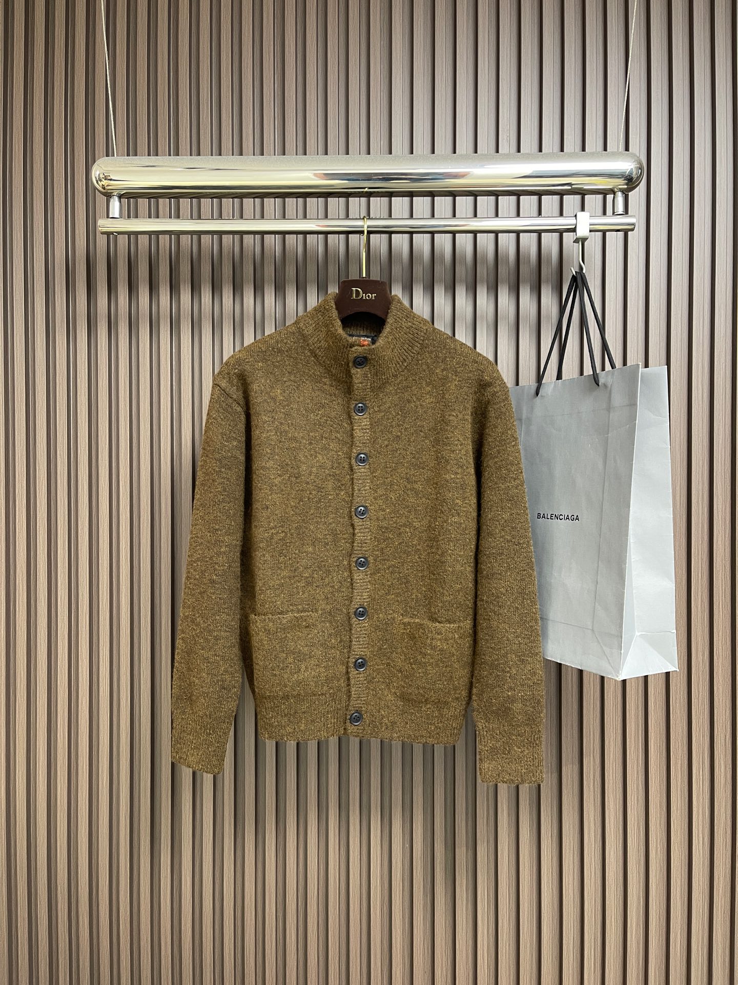 NO:624393,Zegna 2025SS new autumn and winter classic sweater knitted cardigan is woven with automatic knitting machines imported from Japan. The stitches are tight, the version can be slim or loose, comfortable and breathable, and can be worn by men and women without gender!  Size M-XXL,,sweaters,alexander wang19860909Zegna 2025SS秋冬新款经典毛衣针织开衫 采用日本进口自动针织机织造 针路紧密,版型可修身可宽松 舒适透气 男女同款无性别穿搭！尺码M-XXL,,sweaters,alexander wang,Men's clothing