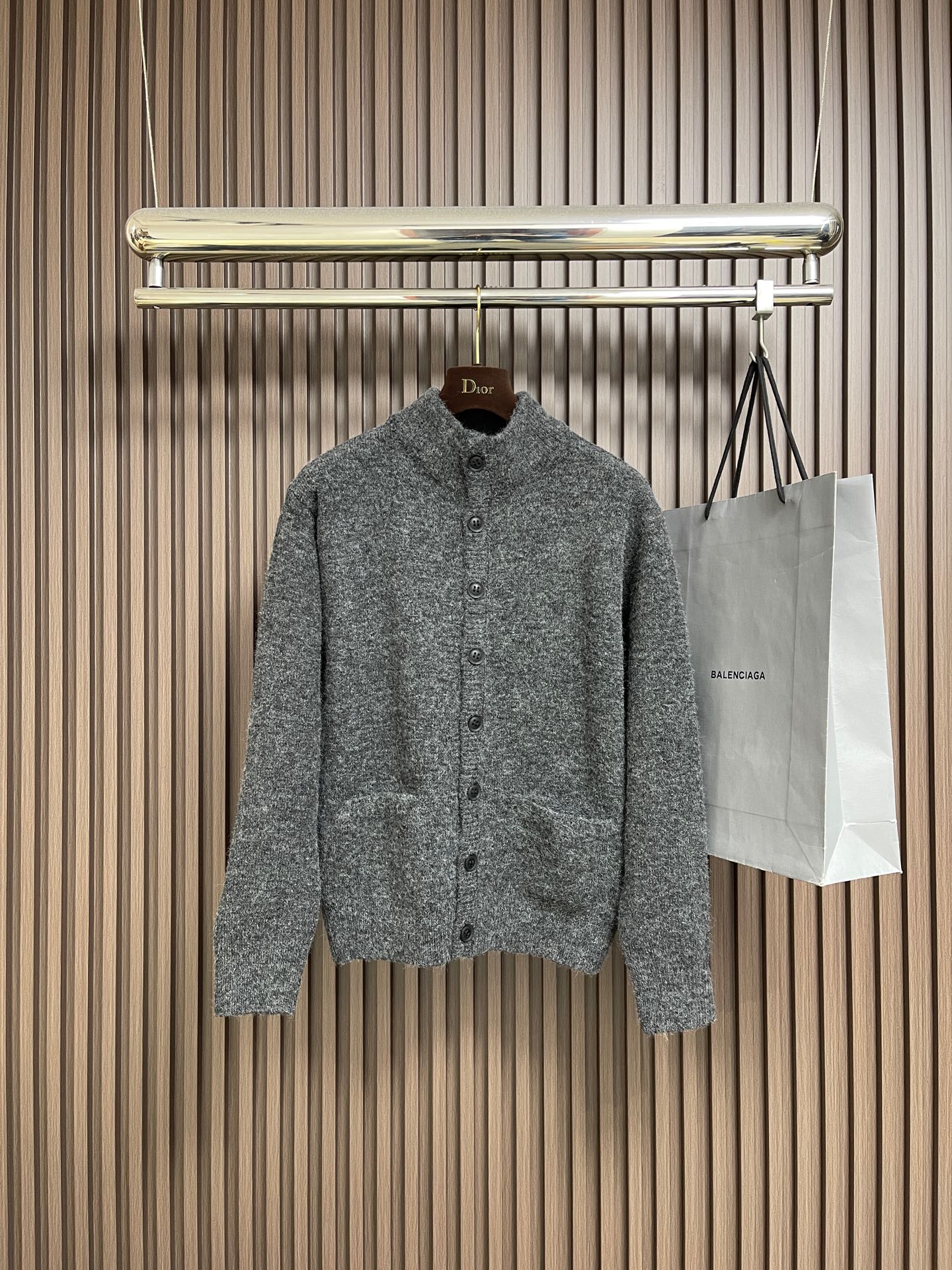 NO:624387,Zegna 2025SS new autumn and winter classic sweater knitted cardigan is woven with automatic knitting machines imported from Japan. The stitches are tight, the version can be slim or loose, comfortable and breathable, and can be worn by men and women without gender!  Size M-XXL,,sweaters,alexander wang19860909Zegna 2025SS秋冬新款经典毛衣针织开衫 采用日本进口自动针织机织造 针路紧密,版型可修身可宽松 舒适透气 男女同款无性别穿搭！尺码M-XXL,,sweaters,alexander wang,Men's clothing