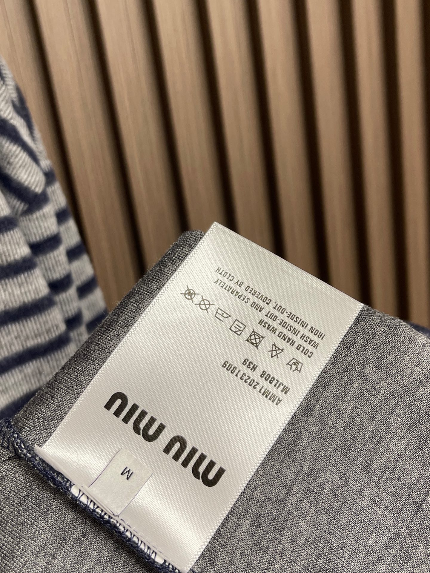 🛒🛒MIUMIU刺绣圆领条纹针织毛衣，胸前刺绣采用仔章刺绣，采用进口7号细针。采用流畅的线条设计，彰显时