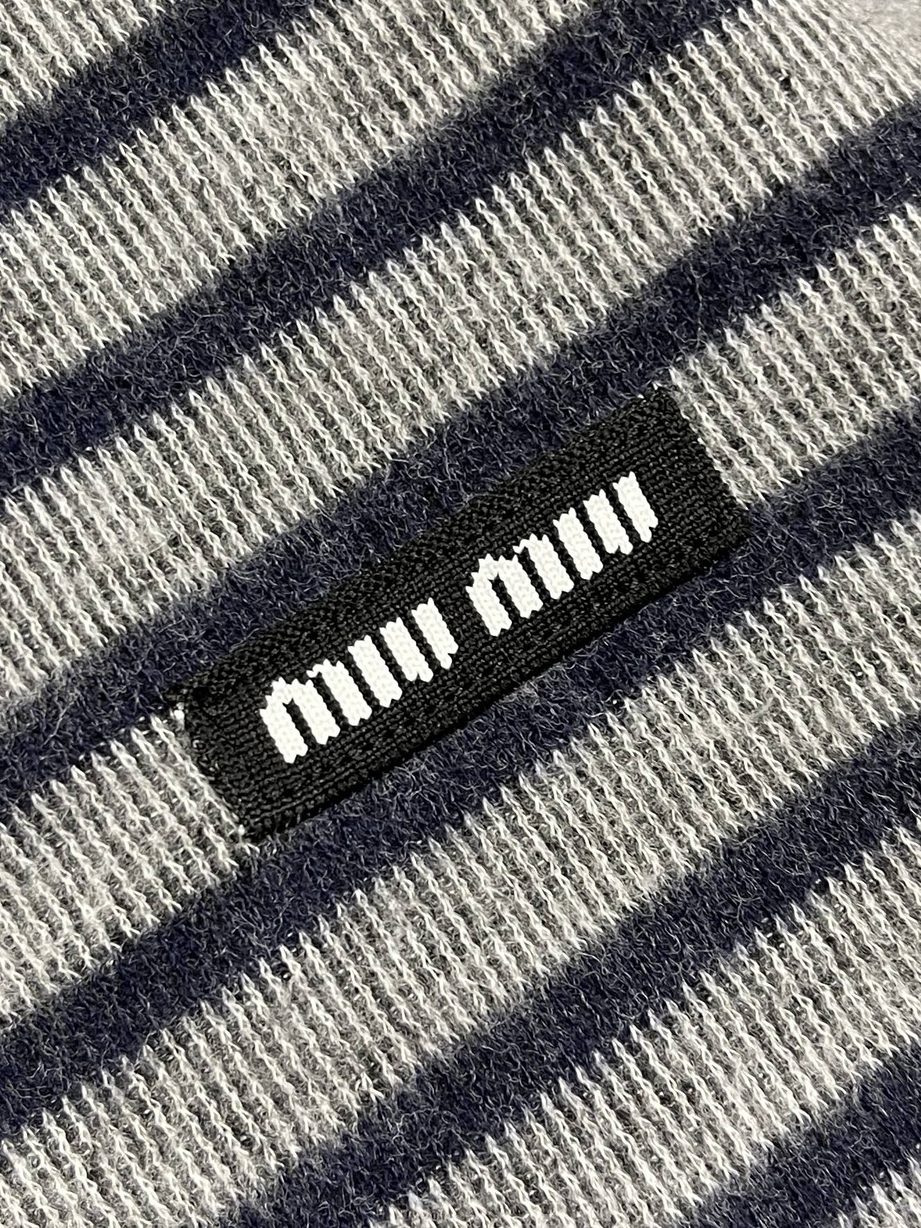 🛒🛒MIUMIU刺绣圆领条纹针织毛衣，胸前刺绣采用仔章刺绣，采用进口7号细针。采用流畅的线条设计，彰显时