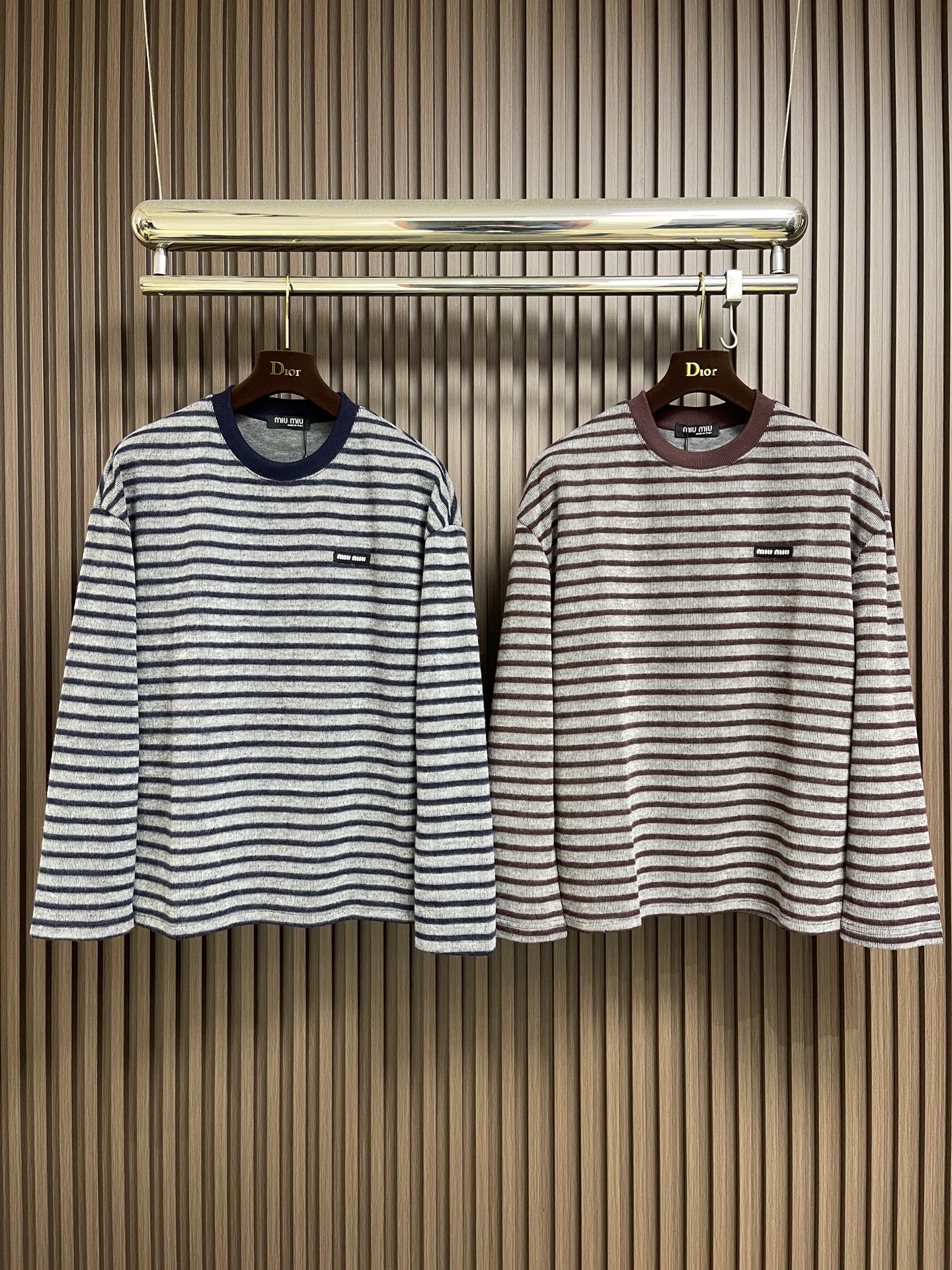 🛒🛒MIUMIU刺绣圆领条纹针织毛衣，胸前刺绣采用仔章刺绣，采用进口7号细针。采用流畅的线条设计，彰显时