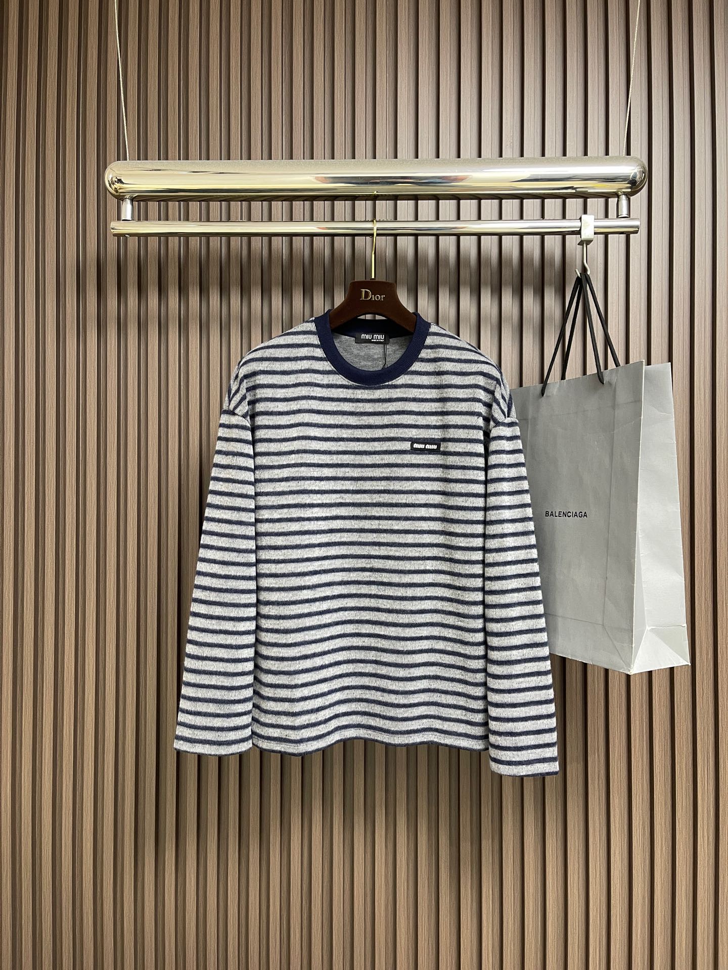 🛒🛒MIUMIU刺绣圆领条纹针织毛衣，胸前刺绣采用仔章刺绣，采用进口7号细针。采用流畅的线条设计，彰显时