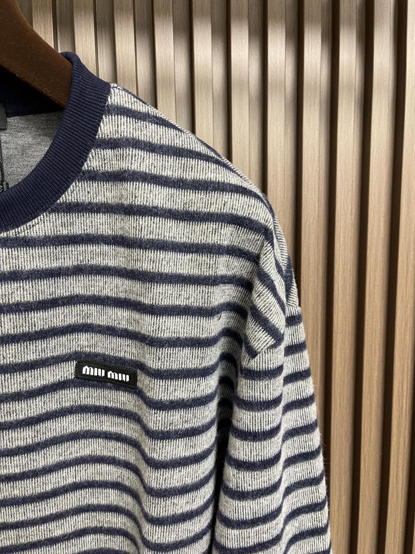 🛒🛒MIUMIU刺绣圆领条纹针织毛衣，胸前刺绣采用仔章刺绣，采用进口7号细针。采用流畅的线条设计，彰显时