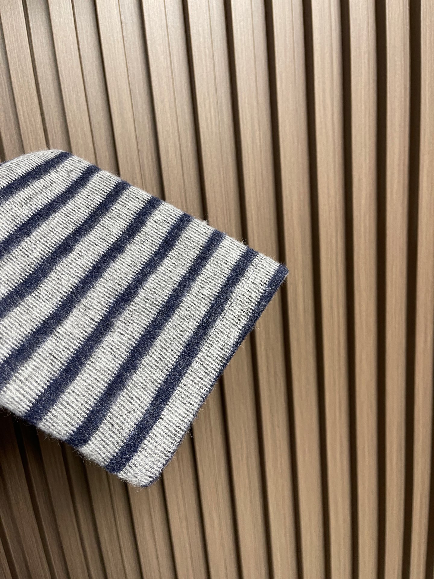 🛒🛒MIUMIU刺绣圆领条纹针织毛衣，胸前刺绣采用仔章刺绣，采用进口7号细针。采用流畅的线条设计，彰显时