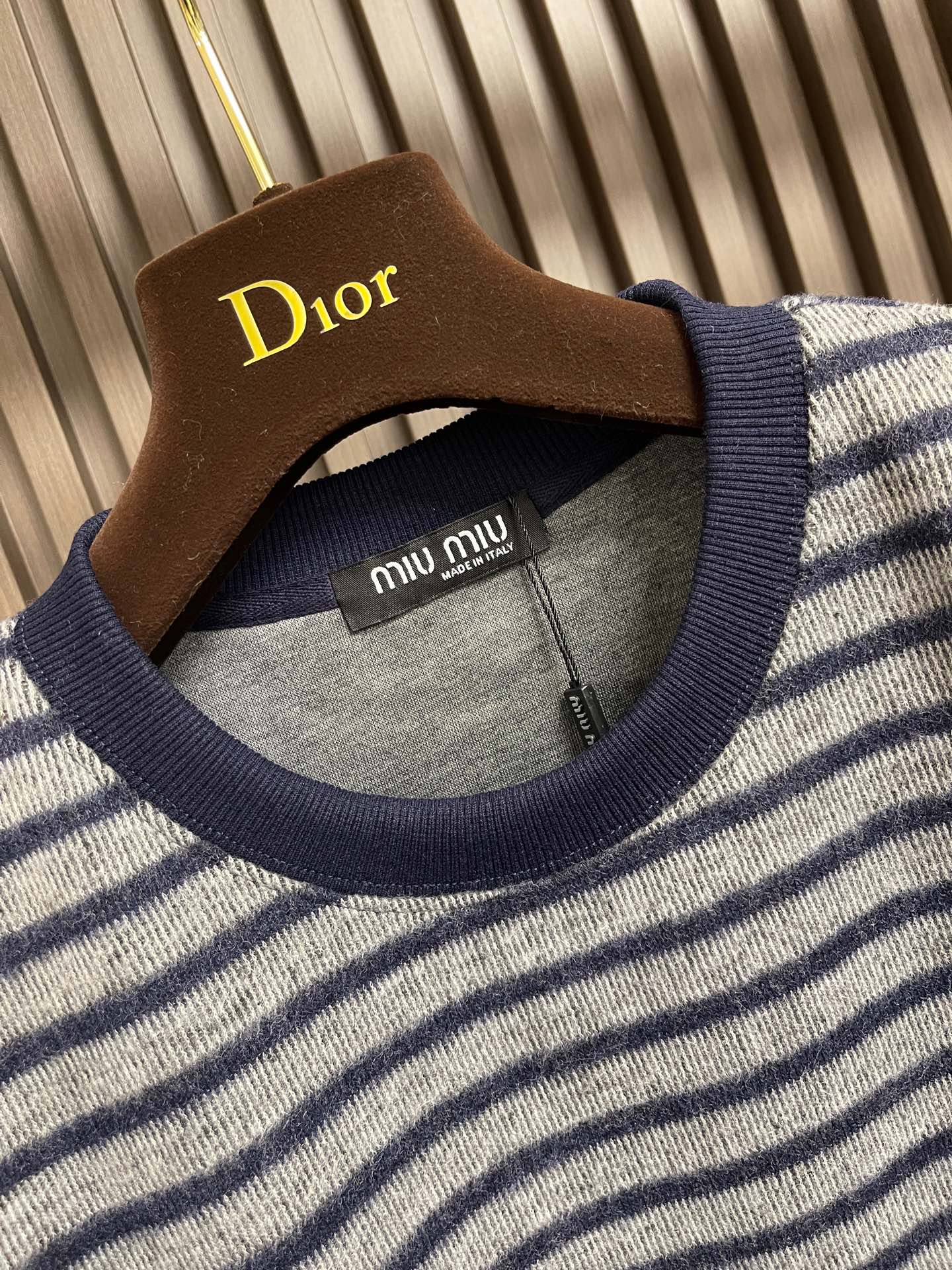 🛒🛒MIUMIU刺绣圆领条纹针织毛衣，胸前刺绣采用仔章刺绣，采用进口7号细针。采用流畅的线条设计，彰显时