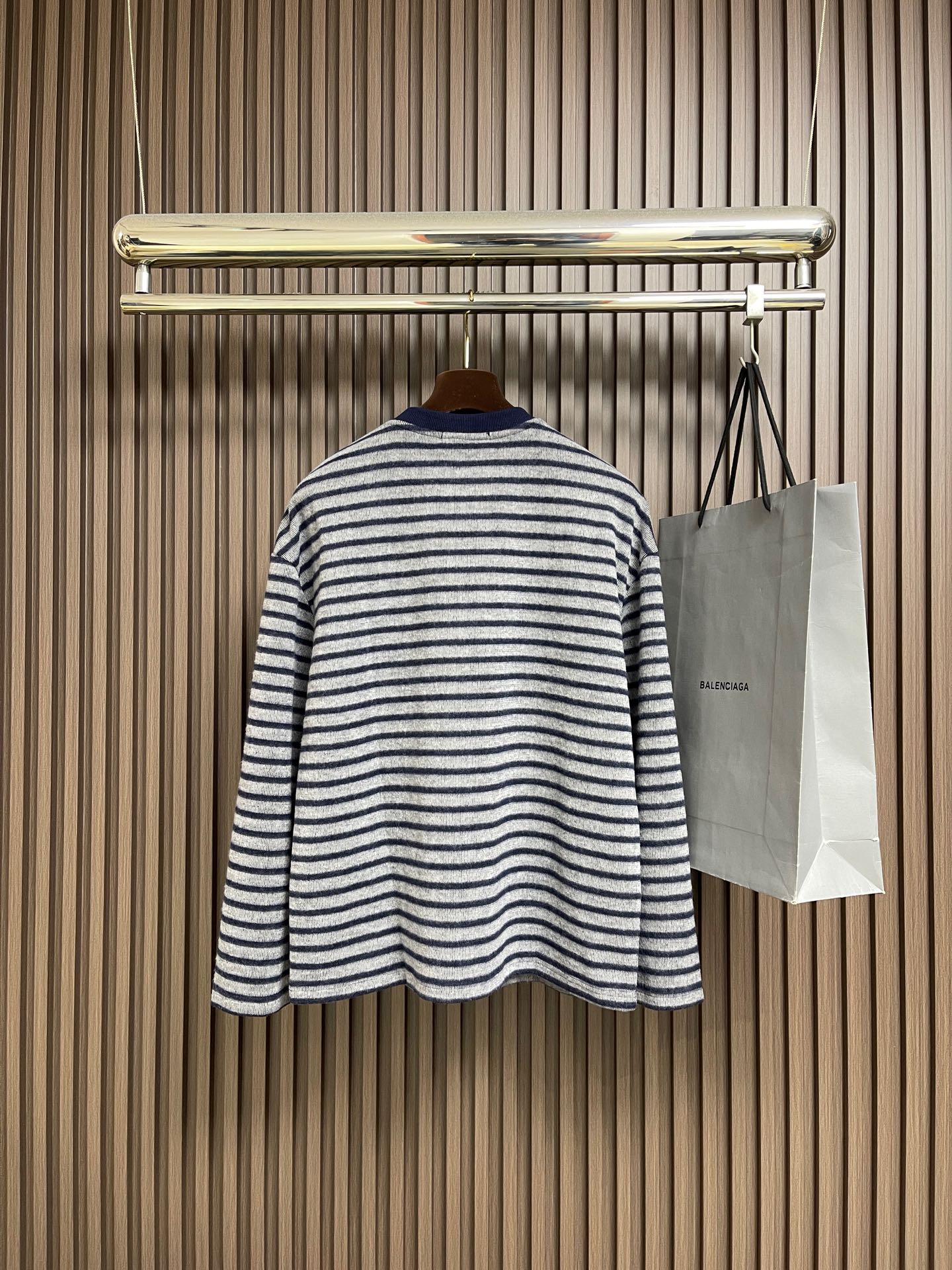 🛒🛒MIUMIU刺绣圆领条纹针织毛衣，胸前刺绣采用仔章刺绣，采用进口7号细针。采用流畅的线条设计，彰显时