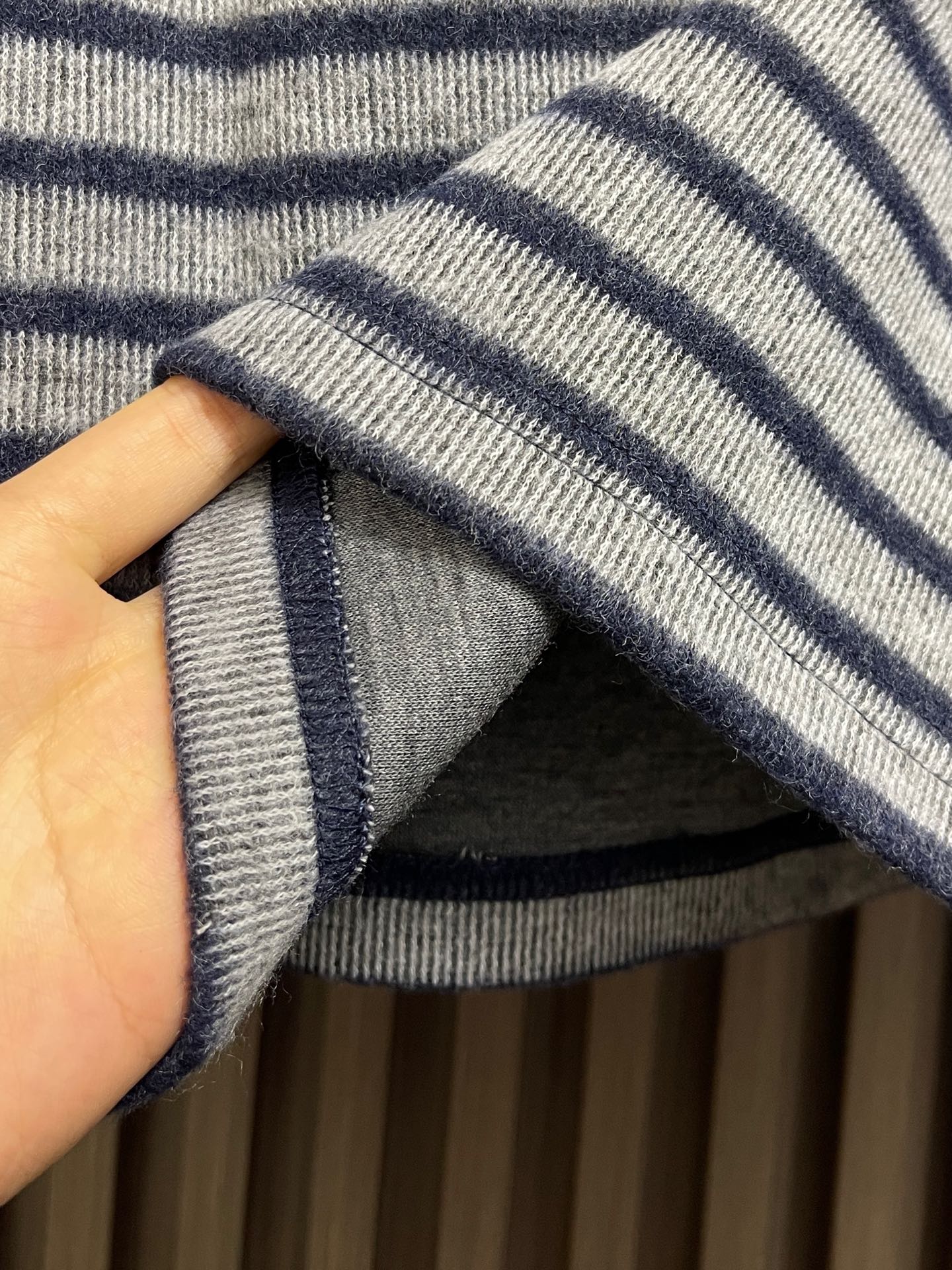 🛒🛒MIUMIU刺绣圆领条纹针织毛衣，胸前刺绣采用仔章刺绣，采用进口7号细针。采用流畅的线条设计，彰显时