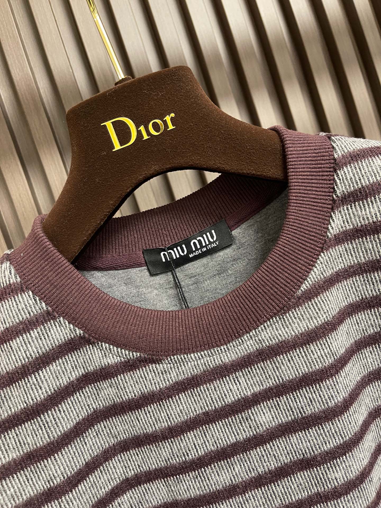 🛒🛒MIUMIU刺绣圆领条纹针织毛衣，胸前刺绣采用仔章刺绣，采用进口7号细针。采用流畅的线条设计，彰显时