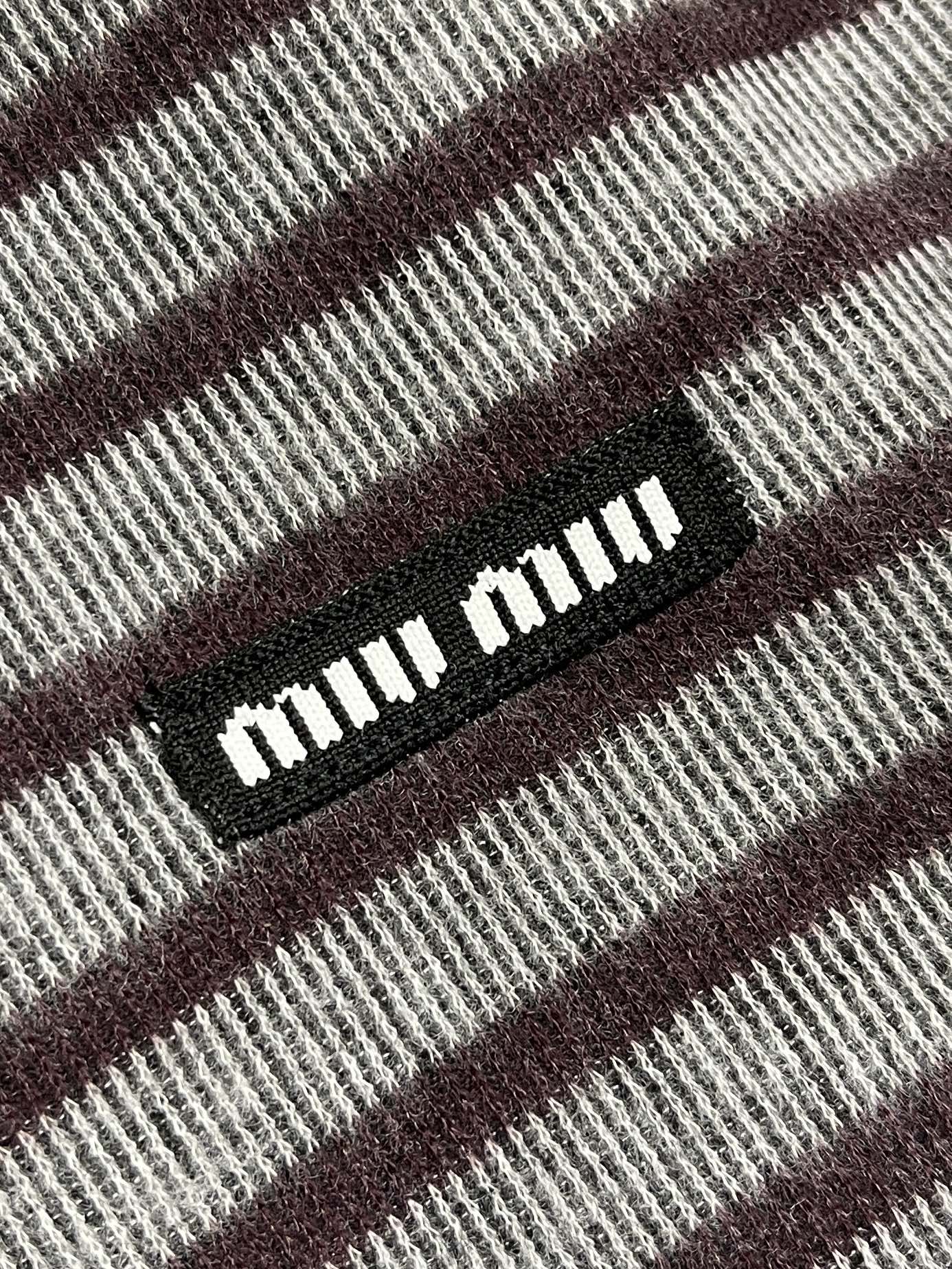 🛒🛒MIUMIU刺绣圆领条纹针织毛衣，胸前刺绣采用仔章刺绣，采用进口7号细针。采用流畅的线条设计，彰显时