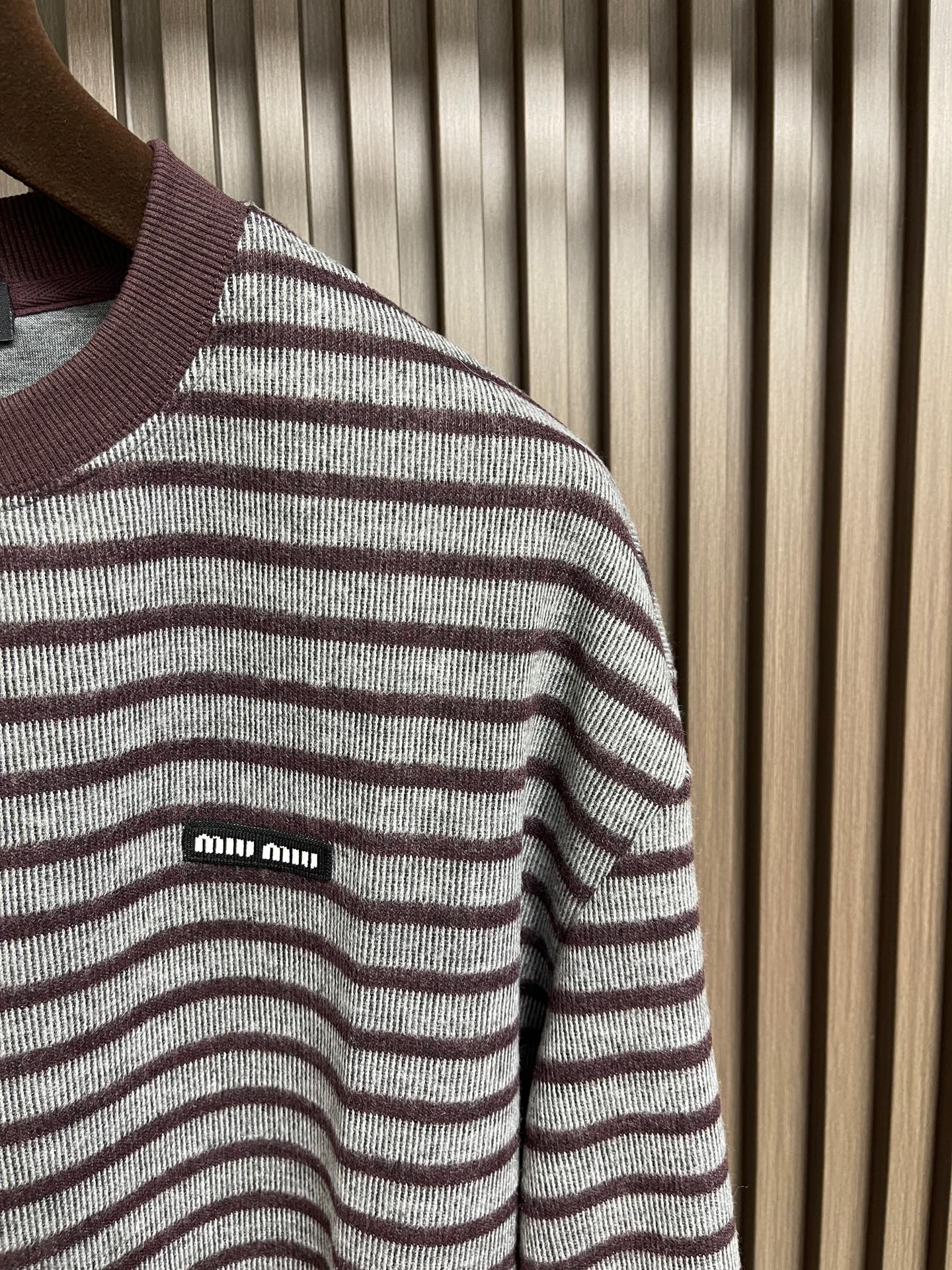 🛒🛒MIUMIU刺绣圆领条纹针织毛衣，胸前刺绣采用仔章刺绣，采用进口7号细针。采用流畅的线条设计，彰显时