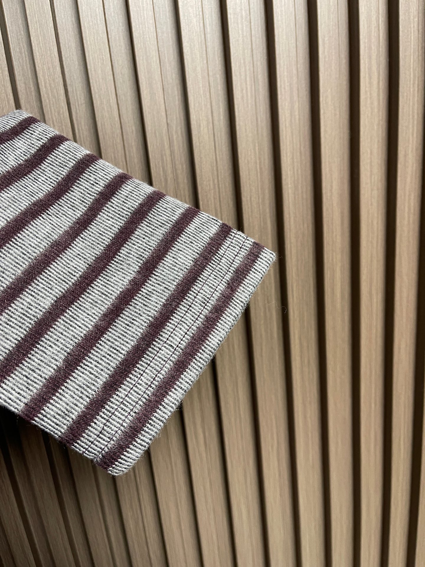 🛒🛒MIUMIU刺绣圆领条纹针织毛衣，胸前刺绣采用仔章刺绣，采用进口7号细针。采用流畅的线条设计，彰显时