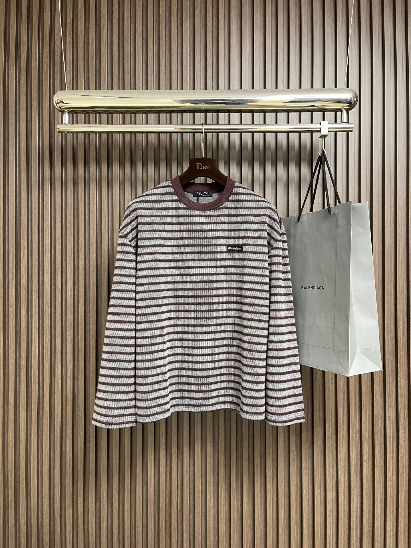 🛒🛒MIUMIU刺绣圆领条纹针织毛衣，胸前刺绣采用仔章刺绣，采用进口7号细针。采用流畅的线条设计，彰显时