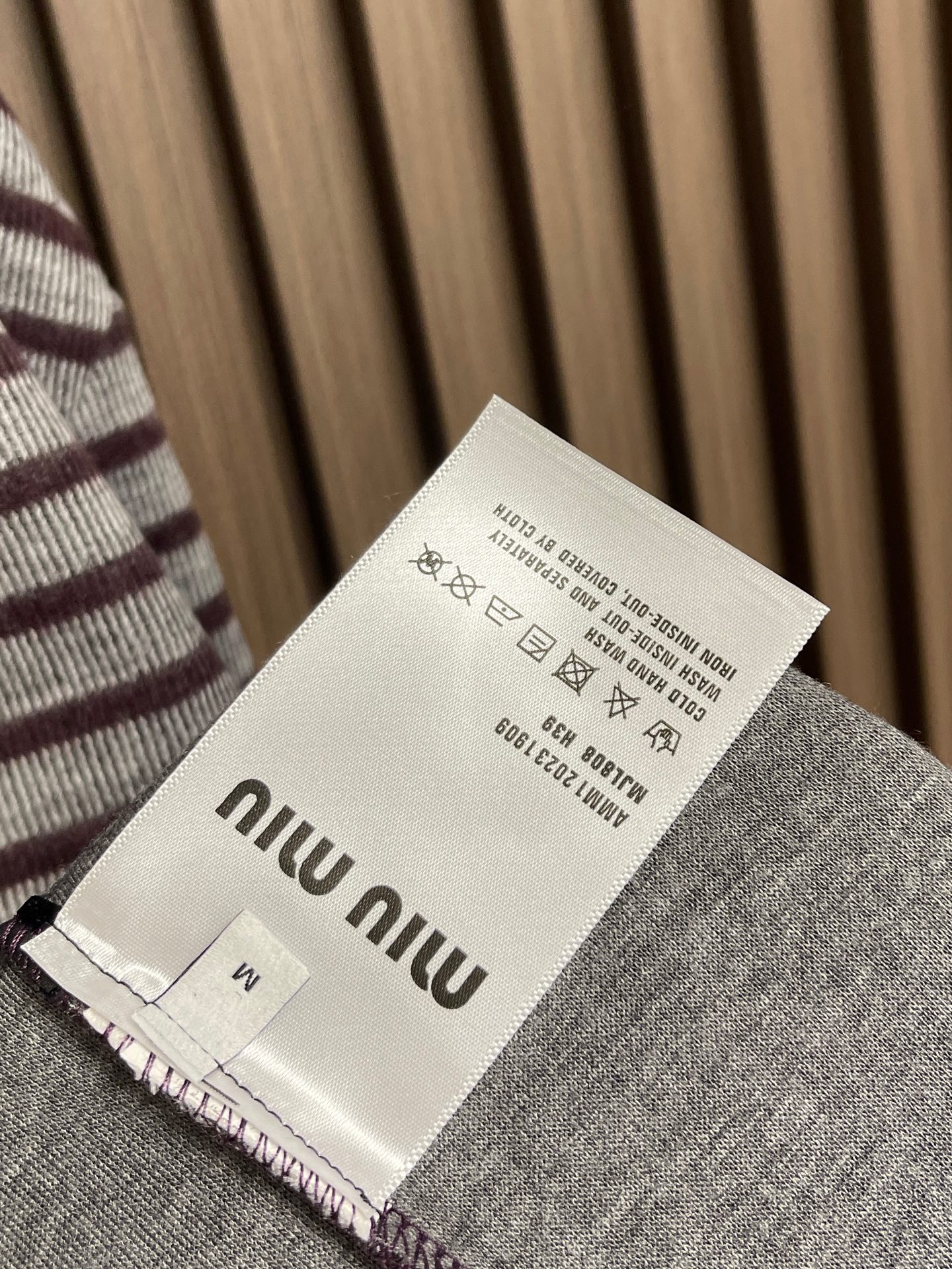 🛒🛒MIUMIU刺绣圆领条纹针织毛衣，胸前刺绣采用仔章刺绣，采用进口7号细针。采用流畅的线条设计，彰显时