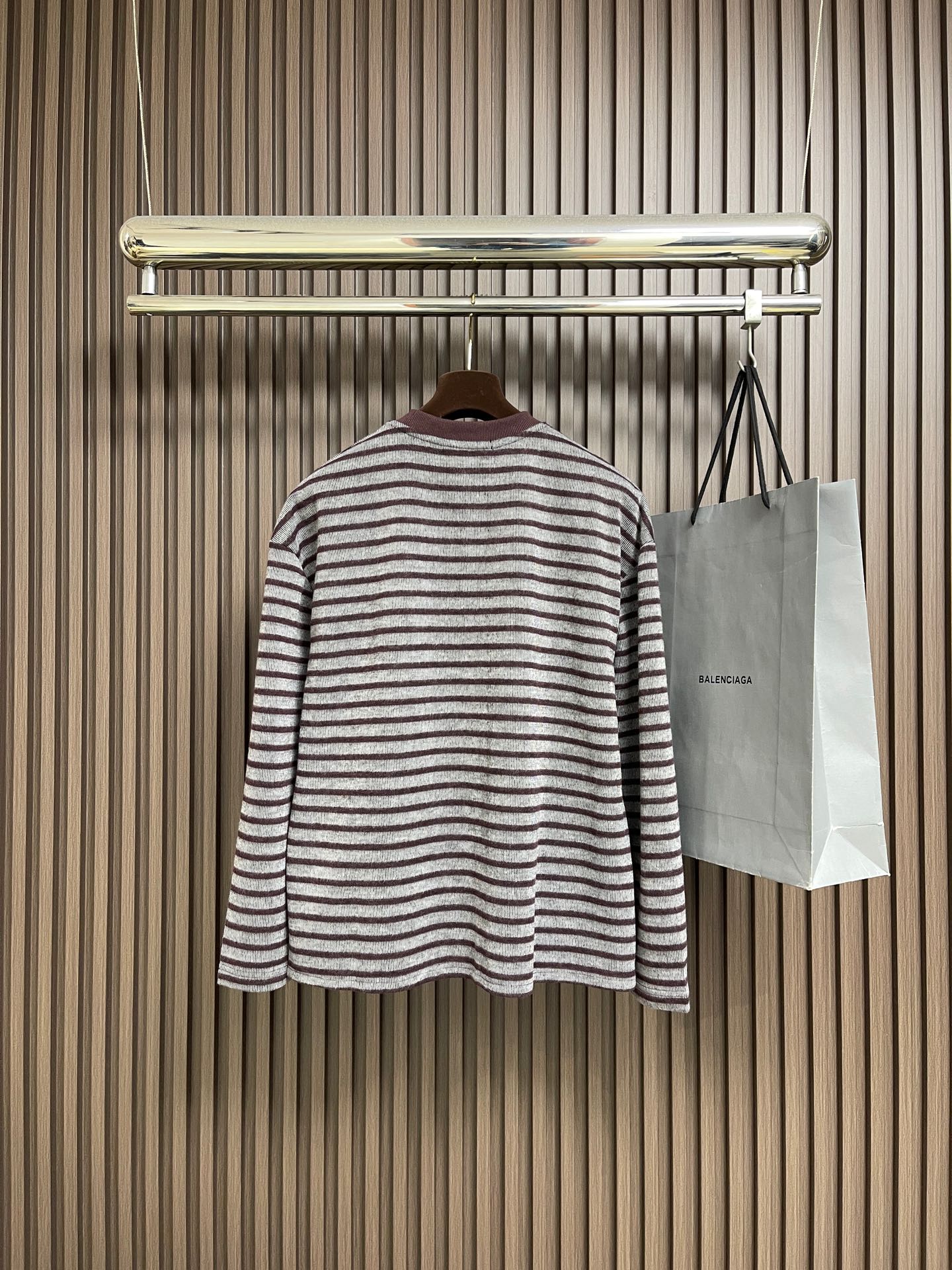 🛒🛒MIUMIU刺绣圆领条纹针织毛衣，胸前刺绣采用仔章刺绣，采用进口7号细针。采用流畅的线条设计，彰显时