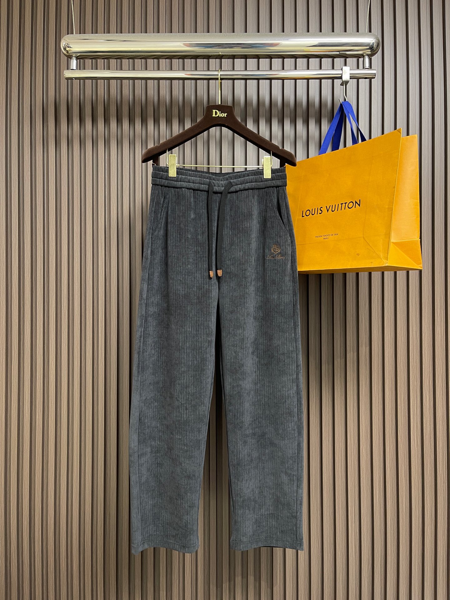 NO:624456,LP Loropiana 2025SS straight-leg sweatpants with letter embroidery, blended fabric, three logos, elastic waist drawstring, fitted tailoring, neat stitching, impeccable details, classic and versatile, the upper body has a casual and relaxed feeling, size M-4XL,,loro piana,loro piana,alexander wang19860909LP Loropiana 2025SS 字母刺绣直筒运动裤,混纺面料、三标齐、松紧腰抽绳、合体的裁剪、车线工整、细节无可挑剔,经典百搭 上身有总随意的松弛感,尺码M-4XL,,loro piana,loro piana,alexander wang,Men's clothing