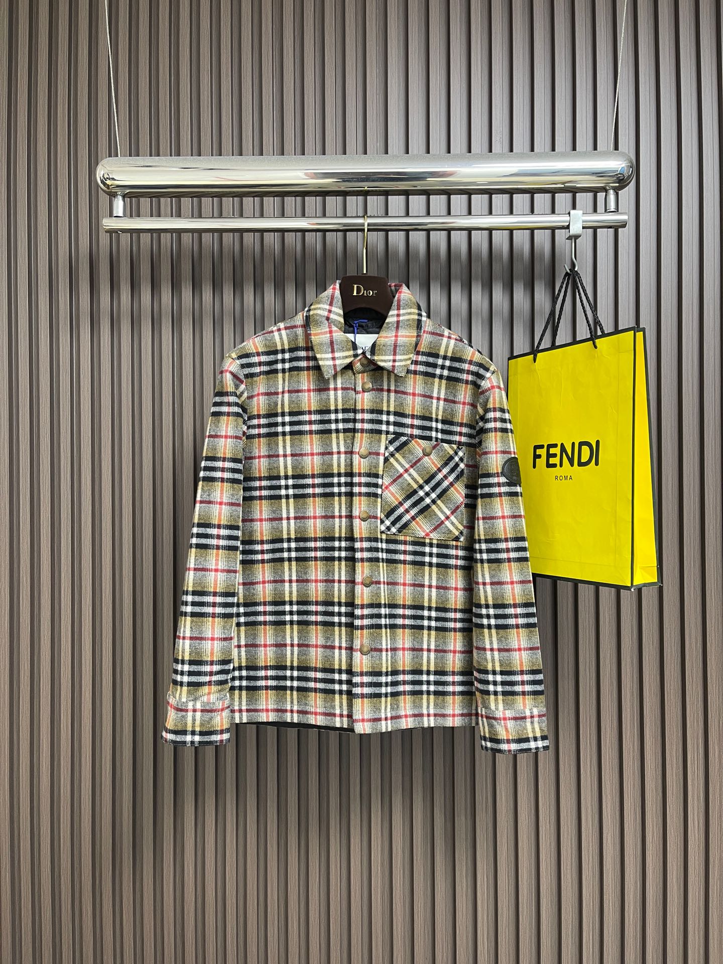 NO:624452,Burberry 2025FW new autumn and winter plaid long-sleeved lapel cotton jacket, classic vintage plaid counter-cut, distressed metal lettering buttons, snap-button placket, snap-button pockets on the chest, black war horse emblems on the sleeves, cotton lining and black silk lining. Sizes S-XL,,burberry,jackets & coats,alexander wang19860909Burberry 2025FW 秋冬新款格纹长袖翻领棉服外套,经典vintage格纹对位剪裁,做旧金属刻字纽扣,按扣纽开合门襟,前胸按扣口袋,衣袖黑色战马章仔点缀,内里夹棉 黑色丝质内衬.尺码S-XL,,burberry,jackets & coats,alexander wang,Men's clothing