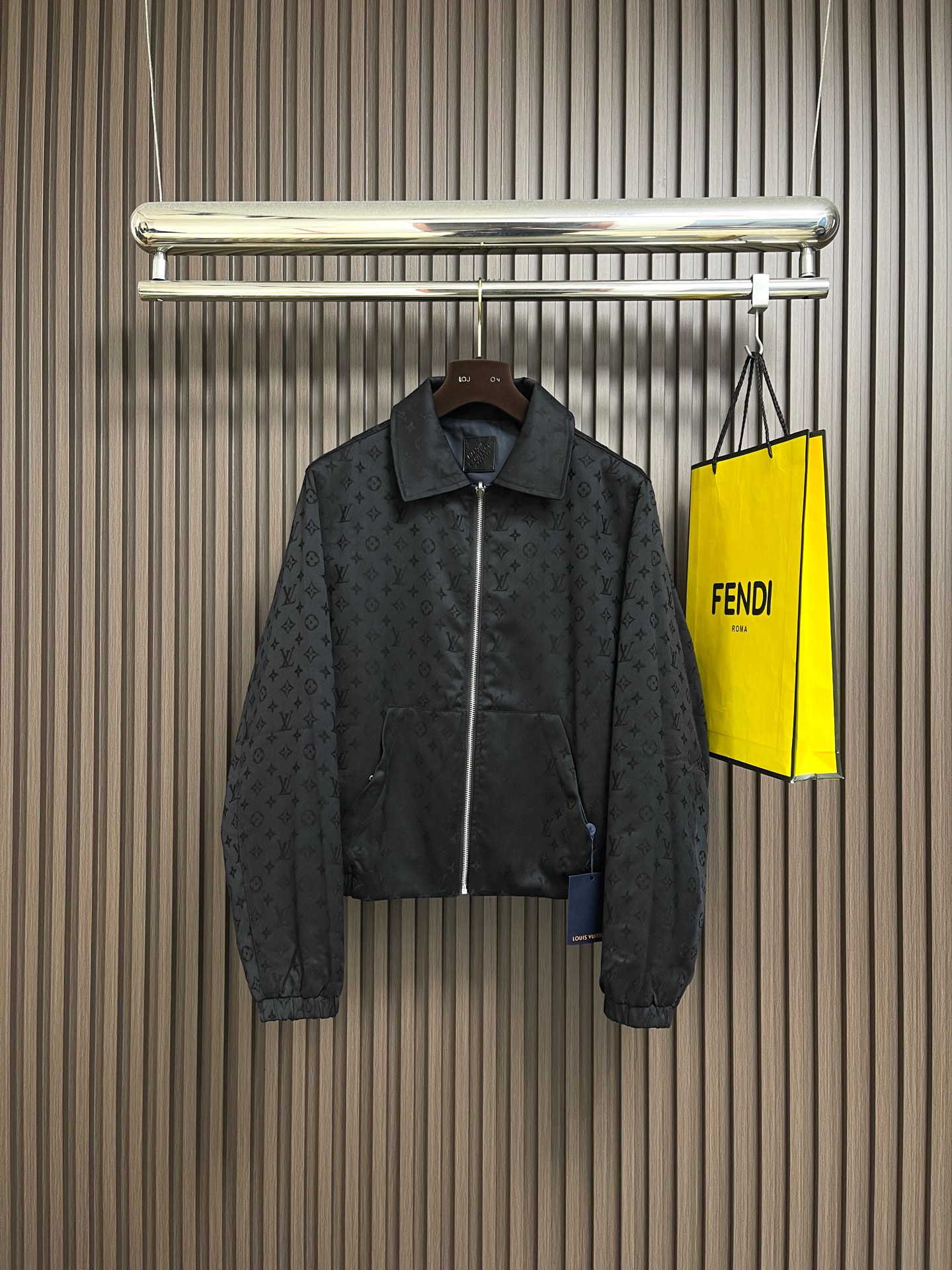 NO:624440,The LV MONOGRAM double-sided belted jacket features a double-sided design. One side is made of simple black fabric with a checkerboard lapel, and the other side is full of Monogram presbyopia patterns to achieve a double switch in style. There is a LV metal logo on the front, and the leather tag on the collar is printed with the brand's classic logo. The version technology belongs to the belted coach jacket version, zipper opening and closing, and practical pocket design; the fabric texture is crisp and fine workmanship. Sizes S-XL, Louis Vuitton, jackets &  coats,jackets & coats,alexander wang19860909LV MONOGRAM双面束腰夹克外套,设计亮点采用双面穿设计,一面是简约黑色面料搭配棋盘格翻领,另一面是满幅Monogram老花暗纹,实现风格的双重切换.正面有LV金属Logo,领口皮牌印有品牌经典标识,版型工艺属于束腰教练夹克版型,拉链开合,口袋设计实用；面料质感挺括,做工精细.尺码S-XL,,louis vuitton,jackets & coats,jackets & coats,alexander wang,Men's clothing