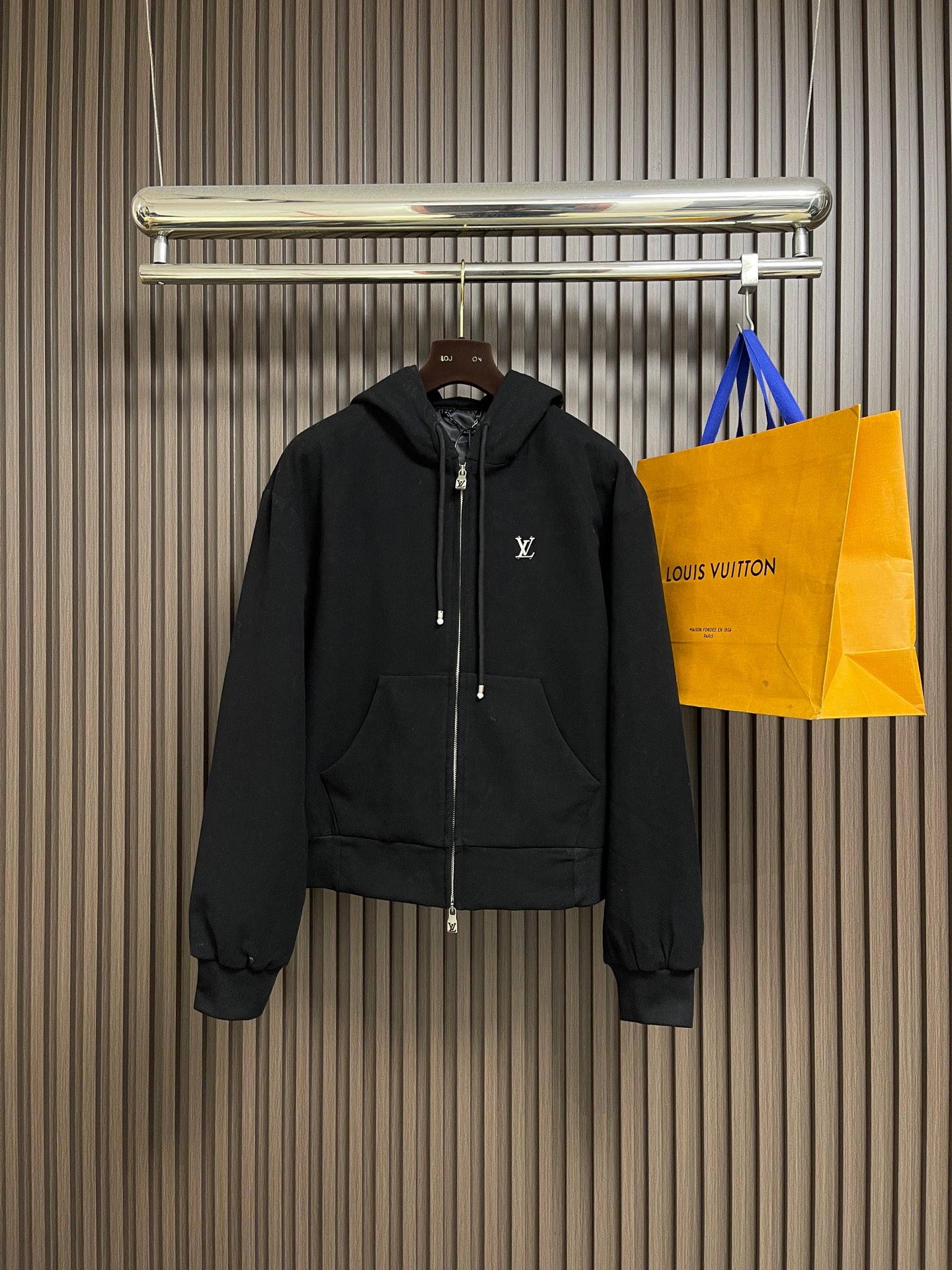 NO:624446,Jacket Pants LV 2025SS new autumn and winter wool zipper jacket and sweatpants suit, custom-made thick blended woolen fabric of 80% wool, 14% spandex 6% cashmere, the weight of the whole garment reaches 650g after washing. Custom-dyed wool cuffs with threads of the same color. The silver label on the chest is made of independent molded pure copper plating, never cutting corners. Customized No. 5 double-headed zipper with perfect smoothness. Sizes 46-52  S-XL,,louis vuitton,jackets & coats,alexander wang19860909外套 裤子 LV 2025SS秋冬新款羊毛拉链外套卫裤套装,定制80％羊毛14％氨纶6％羊绒的厚实混纺毛呢面料,整件衣服克重水洗后达到650g.定染同色系螺纹羊毛袖口.胸前银标采用独立开模纯铜镀漆打造,绝不偷工减料.定制5号双头拉链顺滑度完美.尺码46-52 S-XL,,louis vuitton,jackets & coats,alexander wang,Men's clothing