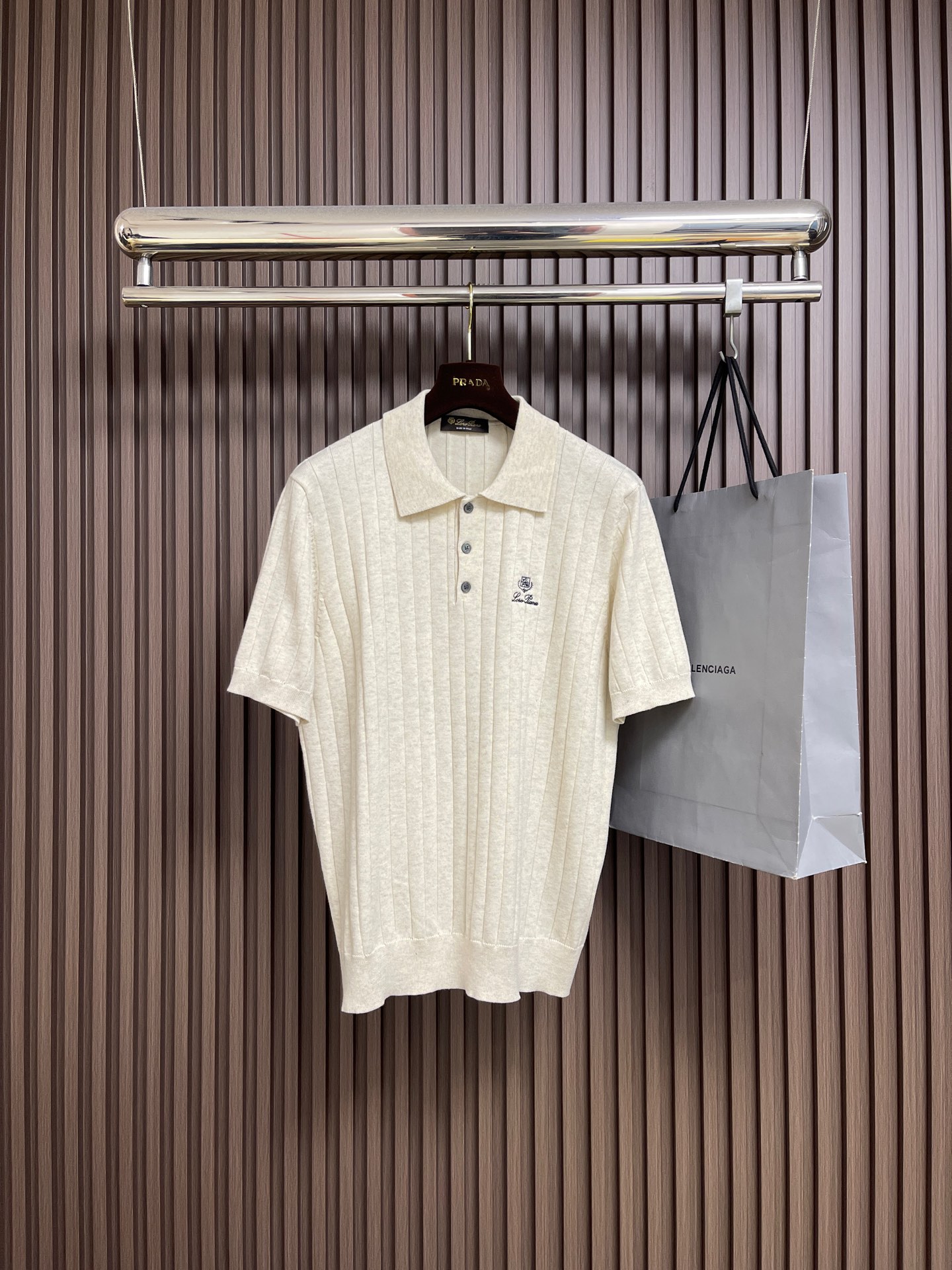 NO:624432,LP Loro Piana 2026SS early spring new knitted POLO polo shirt, fashionable and casual lapel knitted short sleeves, made of imported original fabrics, extremely high-grade, comfortable and versatile, and the upper body is very handsome!  Size M-4XL,,loro piana,loro piana,T-shirt,alexander wang19860909LP Loro Piana 2026SS早春新款针织POLO马球衫,时尚休闲翻领针织短袖,采用进口原版面料,档次极高,舒适百搭,上身帅气十足！尺码M-4XL,,loro piana,loro piana,T-shirt,alexander wang,Men's clothing