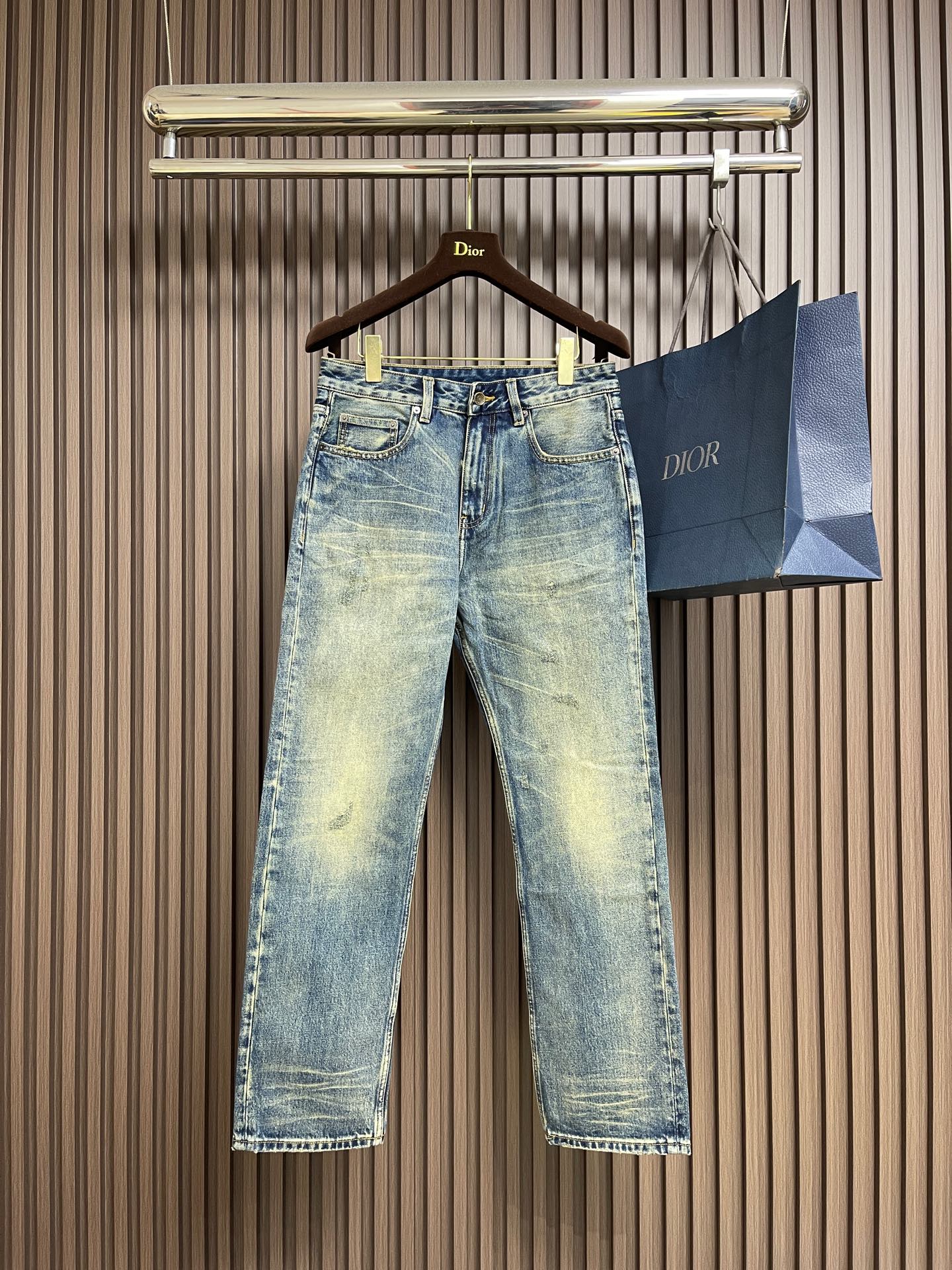 NO:649170,DG 2025SS new logo denim trousers, suitable for daily life and leisure. The selected denim fabrics have been washed, polished and distressed through multiple processes. The excellent fit makes the trousers have good upper body comfort, which is very important for jeans. Original hardware and accessories are provided by customers, with great design sense, full details and workmanship. Sizes 29-38, 35, no 37, jeans, alexander wang19860909DG 2025SS新款标识牛仔长裤,生活休闲日常皆宜.选用的牛仔布料全部经过多道工序洗水、打磨、做旧处理 极好的版型使的裤装有很好的上身舒适度,牛仔裤这点非常非常重要.客供原版五金辅料,极具设计感, 十足的细节、做工之处处到位 .尺码29-38 有35 无37,,jeans,alexander wang,Men's clothing