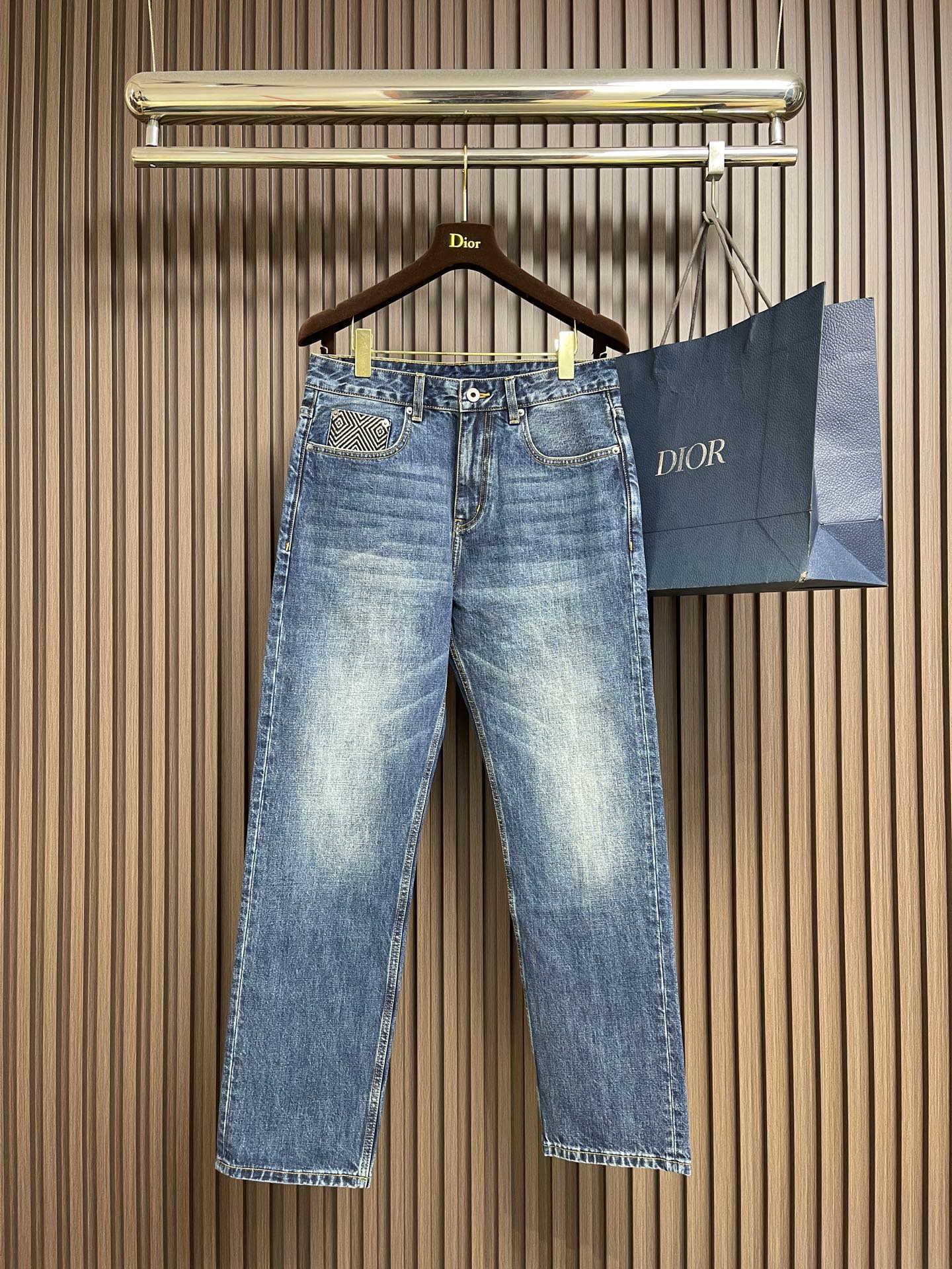 NO:649100,Valentino Valentino 2025 SS new casual jeans for autumn and winter, imported original stretch fabric, comfortable and elastic, original hardware decoration, super correct version, extremely high grade, full of vitality. Size 29-38 Yes 35 No 37,,valentino,valentino,jeans,alexander wang19860909Valentino 华伦天奴 2025SS秋冬新品休闲牛仔裤,进口原版弹力面料,舒适有弹性,原版五金辅料装饰,版型超正,档次极高,活力十足.尺码29-38 有35 无37,,valentino,valentino,jeans,alexander wang,Men's clothing