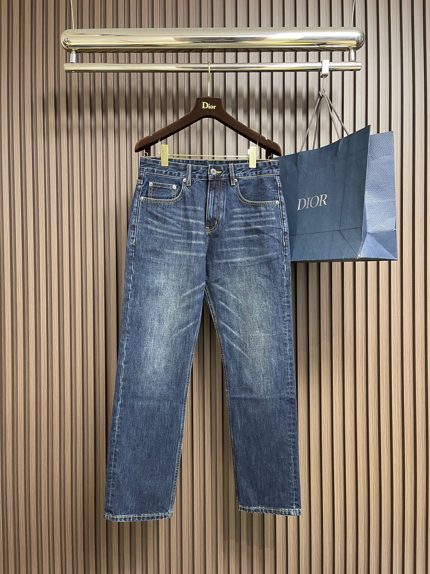 NO:649135,Ferragamo, 2025ss men's business casual jeans, original one-to-one customized fabric, light and breathable, complete accessories, neat turning lines, three-dimensional tailoring, super correct fit, size 29-38, yes 35, no 37,,ferragamo,ferragamo,jeans,alexander wang19860909Ferragamo菲拉格慕,2025ss男士商务休闲牛仔裤,原版一比一定制面料,轻薄透气,辅料齐全,车工走线工整,立体剪裁,版型超正 尺码29-38 有35 无37,,ferragamo,ferragamo,jeans,alexander wang,Men's clothing
