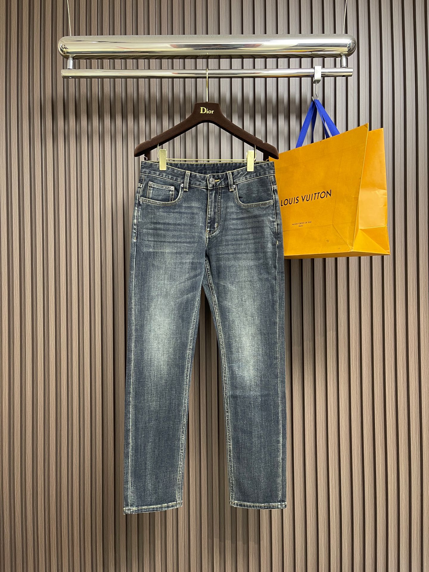 NO:624444,Ferragamo, 2025ss men's business casual jeans, original one-to-one customized fabric, light and breathable, complete accessories, neat turning lines, three-dimensional tailoring, super correct fit, size 29-38, yes 35, no 37,,ferragamo,ferragamo,jeans,alexander wang19860909Ferragamo菲拉格慕,2025ss男士商务休闲牛仔裤,原版一比一定制面料,轻薄透气,辅料齐全,车工走线工整,立体剪裁,版型超正 尺码29-38 有35 无37,,ferragamo,ferragamo,jeans,alexander wang,Men's clothing