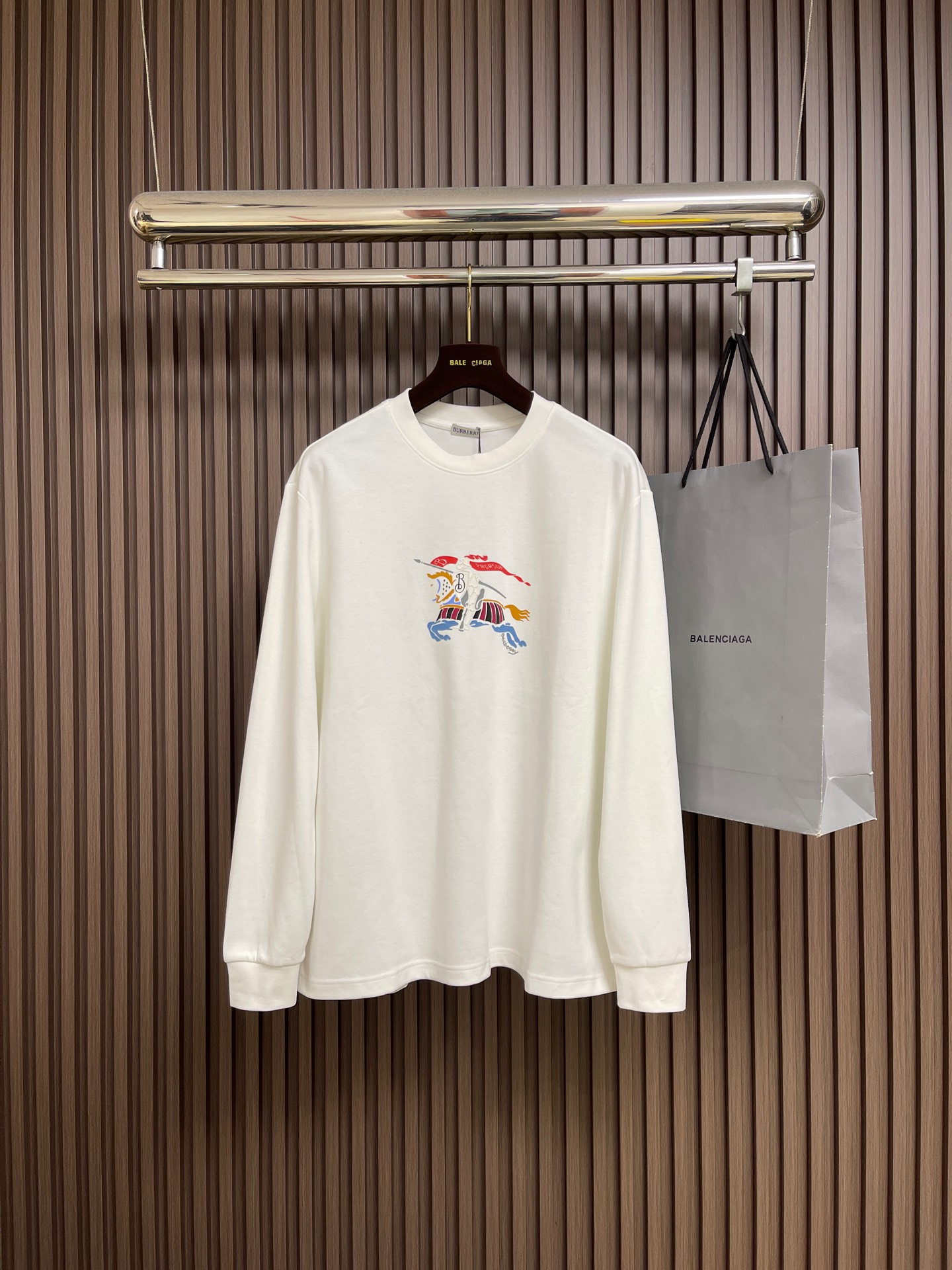 NO:624454,Burberry  The war horse embroidered logo round neck long-sleeved T-shirt uses the classic war horse logo embroidery as the core design element, showing a simple and light luxury style. This type of sweatshirt is mostly made of high-weight pure cotton double yarn terry fabric or reserve cotton blending technology. The fabric texture is stiff, skin-friendly and breathable. Its version is loose and casual, and the three-dimensional tailoring is not easy.  Choose your body shape, suitable for daily commuting, sports and leisure and other scenes. The same design for men and women is more versatile. Sizes XS-L, burberry, hoodie, sweatshirts, tees, t-shirt, alexander  wang19860909Burberry 战马刺绣标识圆领长袖T恤,以经典战马徽标刺绣为核心设计元素,展现简约轻奢风格.这类卫衣多采用高克重纯棉双纱毛圈面料或储备棉混纺工艺,面料质感硬挺且亲肤透气,其版型宽松休闲,立体裁剪不挑身材,适配日常通勤、运动休闲等多种场景,男女同款设计更显百搭属性.尺码XS-L,,burberry,hoodie,sweatshirts,tees，t-shirt,alexander wang,Men's clothing