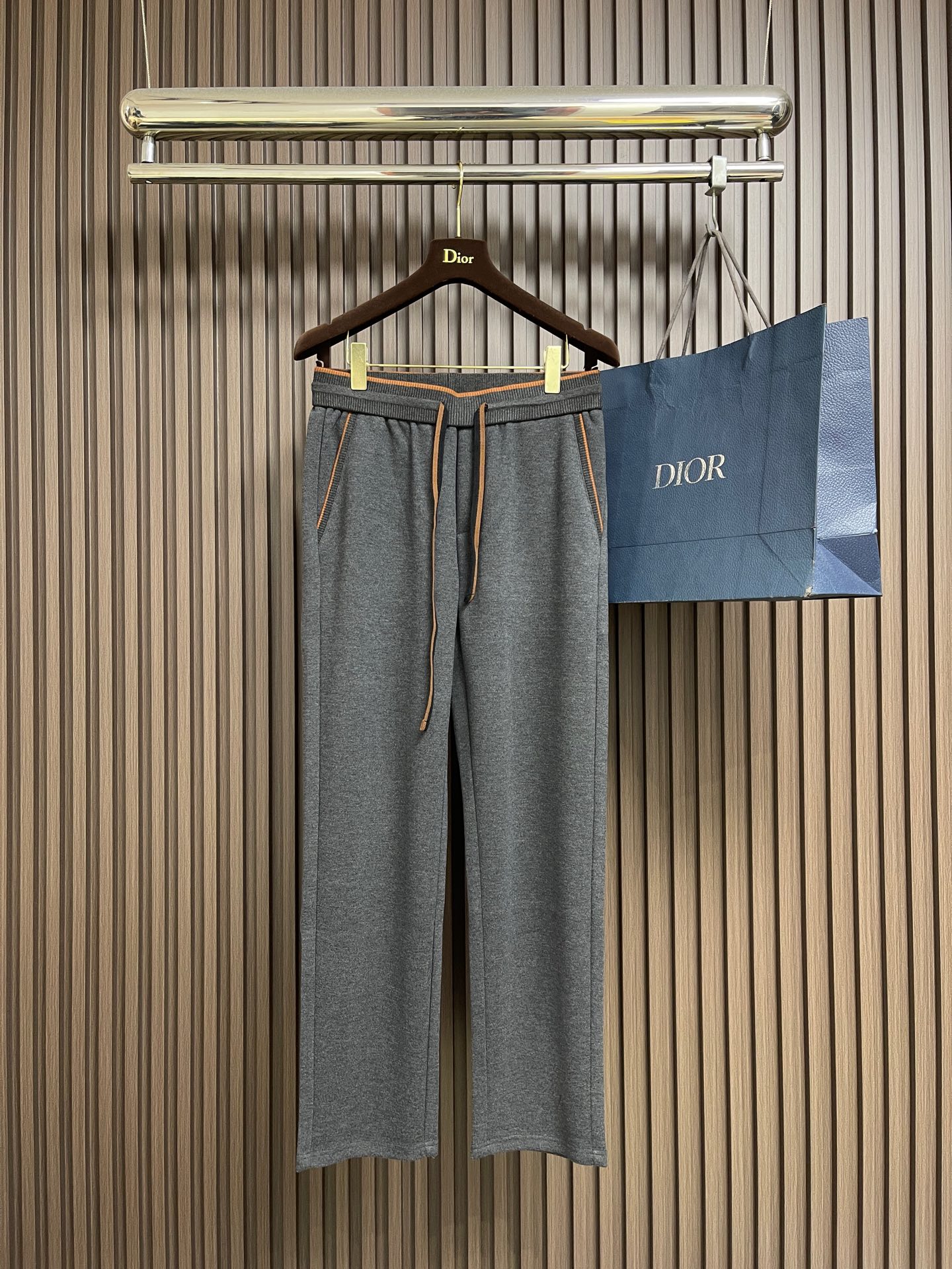 NO:624461,LP Loropiana men's straight-leg casual pants, very versatile, elastic waist, daily work  It can be worn for outdoor sports. It is the perfect combination of fashionable leisure and outdoor sports, so it is your best choice whether you wear it daily or outdoors. Extreme comfort and quick sweat wicking are popular focuses to improve wearing comfort and are suitable for aerobic exercise and cross-country running conditions. This type of running casual pants has an extremely wide range of applications, allowing you to naturally maintain your love for sports in autumn and winter, and can also be worn in leisure life. Size 31-32-33-34-36-38, loro  piana,loro piana,alexander wang19860909LP Loropiana男士直筒休闲裤,非常百搭,弹力腰围,日常上班 户外运动都可以穿着,是时尚休闲与户外运动的完美结合,所以无论您平时穿或者户外穿都是您的最佳选择.极致舒适和快速排汗是备受青睐的重点,提升穿着舒适度,适合有氧运动和越野跑条件下穿着,此款是一件适用范围极其广泛的跑步休闲裤,让你在秋冬自然可以保持对运动热爱,也可以在休闲生活中穿着.尺码31-32-33-34-36-38,,loro piana,loro piana,alexander wang,Men's clothing