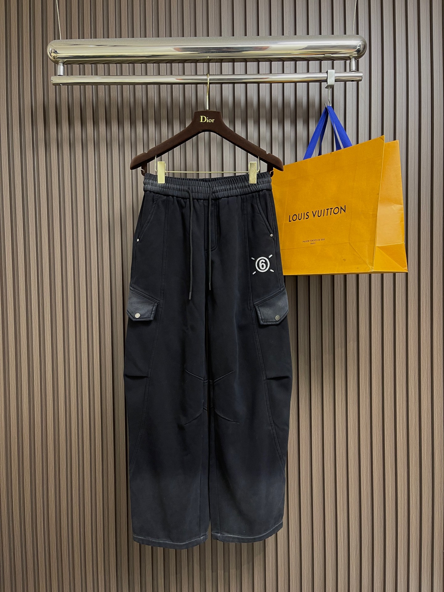 NO:624438,MM6 2025SS winter fleece casual straight trousers are made of high-quality twill cotton. The fabric is crisp and stylish. The overall washed design is super fashionable and not simple. The upper body is eye-catching and will turn heads!  Casual straight-leg trousers cut in the same style for men and women!  Size M-3XL,,masion margiela,alexander wang19860909MM6 2025SS冬季加绒休闲直筒长裤,采用优质斜纹棉材质,面料挺括有型,整体水洗设计超级时尚大气且不简单,上身足够吸睛且回头率爆棚！休闲直筒裤装版型剪裁,男女同款！尺码M-3XL,,masion margiela,alexander wang,Men's clothing