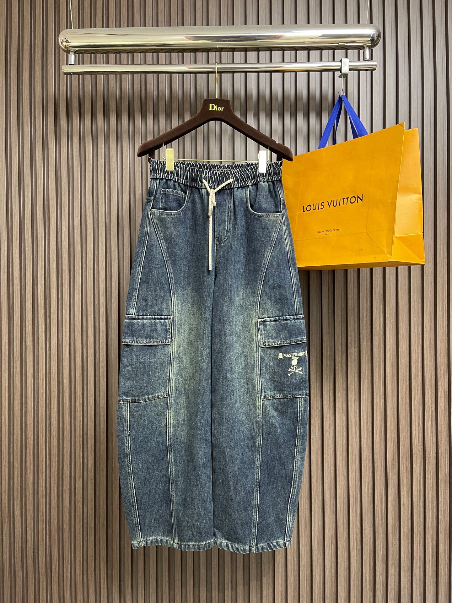 NO:624434,MMJ velvet scimitar jeans, men's flocked skull pattern street loose trousers. MMJ's popular fashion model has landed, with a loose scimitar shape design, high-end Japanese denim cotton denim fabric, brushed and thickened velvet inside, close-fitting, warm and comfortable. The complex craftsmanship makes this style practical and wearable to the top. A stunning dark street style is coming, this is a perfect visual presentation of the high street!  MMJ itself is one of the most powerful flag-bearers in the high street. This style is cut in a casual and loose scimitar shape, with skull flocking patterns on the pockets. It has an authentic American street atmosphere and creates a shocking visual impact. The upper body is the trend, and the upper body is the picture, interpreting the most advanced and pure high street flavor.  .The process of this model is extremely complicated. It is made of top-grade denim denim fabric. It is an American-style loose stretch denim. After being treated with high-end washing technology, the effect is quite textured. The inside is brushed and raised, making it close-fitting, warm and comfortable. The softness and comfort of the fabric are also impeccable, and the feel is invincible. We strive for excellence and it takes two months to ship!  Size M-3XL,,jeans,alexander wang19860909MMJ 加绒弯刀牛仔裤,男士植绒骷髅图案街头宽松长裤.MMJ人气潮款登陆,宽松弯刀的造型设计,高端日本单宁棉质牛仔面料,内里磨毛加绒加厚,贴身保暖舒适.复杂的工艺让此款实穿性上升到顶点.一场惊艳的暗黑街头风尚来袭,这是一种高街完美视觉呈现！MMJ在高街本身就是鼎力的扛旗者之一,此款采用休闲宽松弯刀的版型剪裁,口袋处骷髅植绒图案点缀其间,带着一份地道的美式街头气息,给人所造成的视觉冲击感相当震撼.上身即是潮流,上身即是画面,演绎最为高级的纯正高街风味.此款工艺极其复杂,顶级丹宁牛仔面料打造而成,美式宽松弹力牛仔,经高端水洗工艺处理后,呈现出的效果相当有质感.内里磨毛起绒工艺,贴身保暖舒适.面料的柔软性舒适性也都是无可挑剔的,手感无敌,精益求精,耗时两个月出货！尺码M-3XL,,jeans,alexander wang,Men's clothing