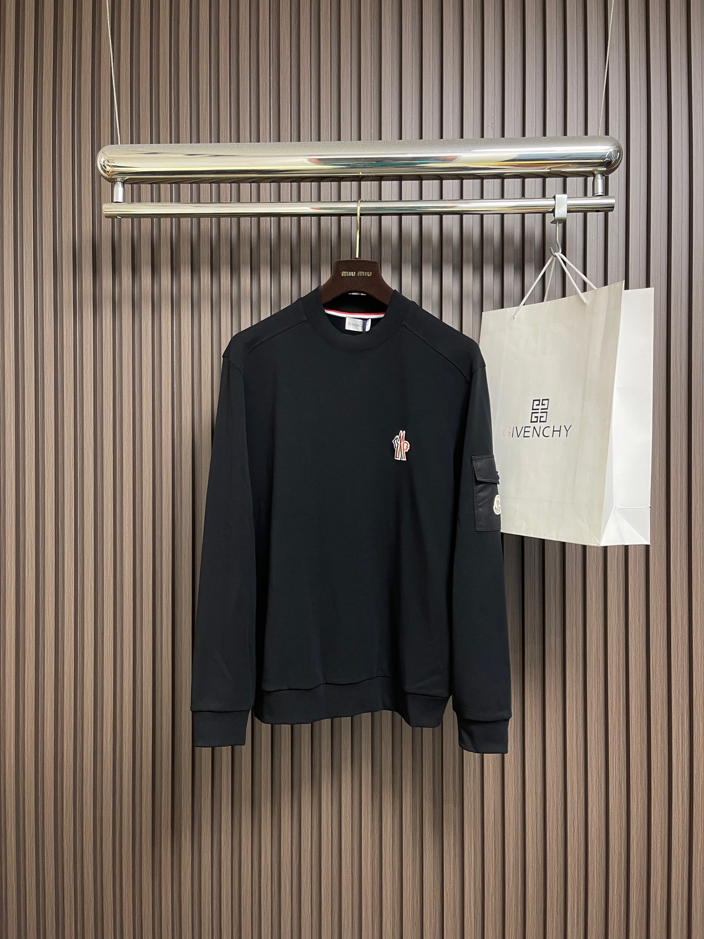 NO:624442,Moncler 2025Fw early autumn classic sleeve and arm splicing pocket round neck sweatshirt is an indispensable home for autumn and winter. In fact, its sweatshirts are not just down jackets. This year's newly launched sweatshirts are also a big hit. They have mainstream colors, classic LOGO, simplicity, washed wheat tags, etc. All available. Sizes M-3XL, hoodie, sweatshirts, down jacket, alexander wang19860909Moncler 2025Fw早秋经典袖臂拼接口袋圆领卫衣,秋冬必不可少的就是家了、其实他家不单单是羽绒服而已、今年新推出的卫衣也是大爆款,主流的配色、经典的LOGO.简简单单、洗水麦吊牌等等统统一应俱全.尺码M-3XL,,hoodie,sweatshirts,down jacket,alexander wang,Men's clothing