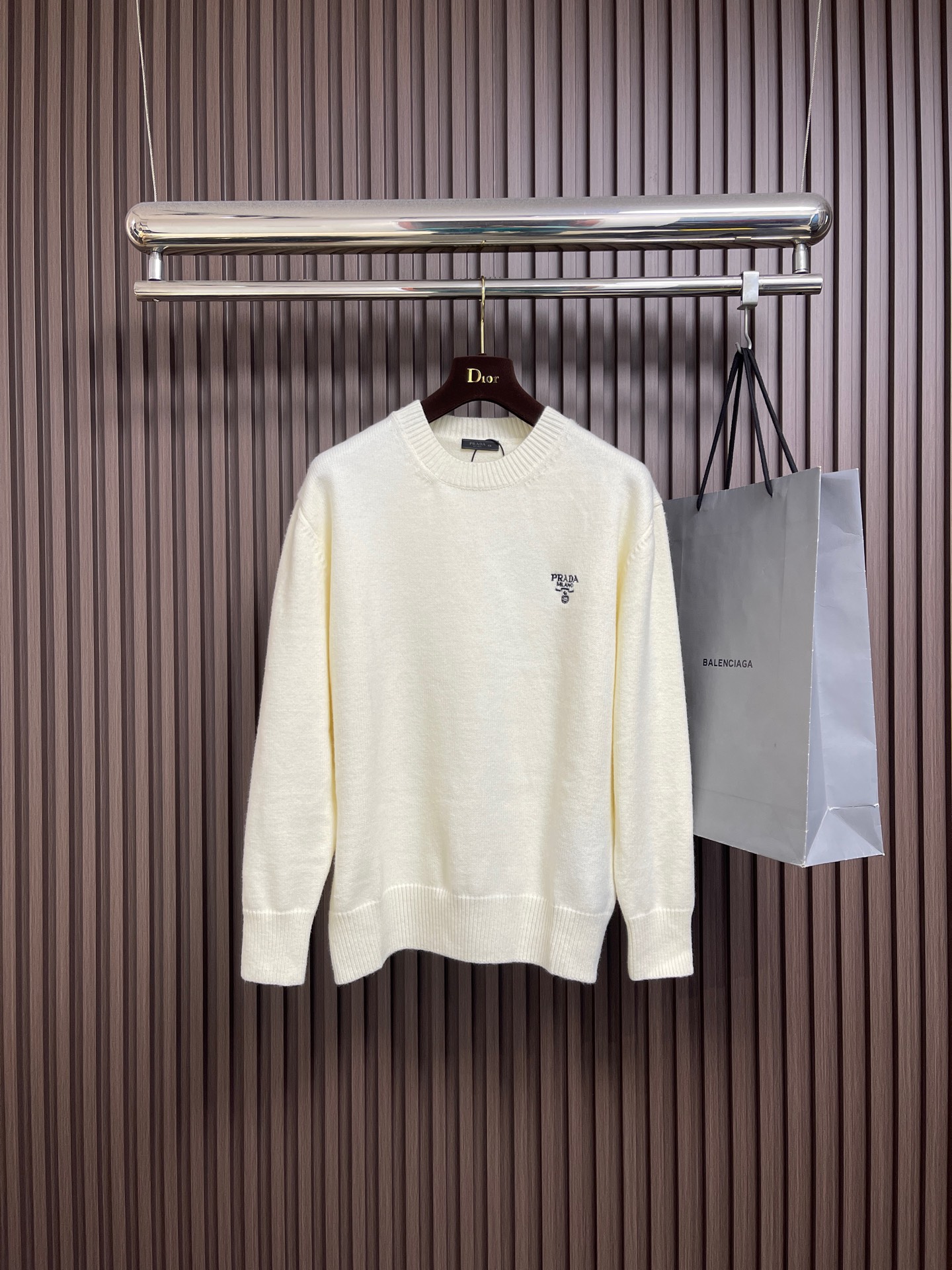 NO:644155,Prada  Wool knitted pullover sweater with embroidered logo. The fabric is made of merino wool fabric. The wool content is 80 and 20% cotton. This style is woven with high content of wool content. The weaving method is knitted with positive 7-knit imported from Germany. The high-density weaving method and high wool content can effectively keep warm. It can be used as a base or as an outer layer. The embroidery is made of imported Behringer thorns.  Embroidery machine, this embroidery has been adjusted 6 times to achieve the original 1:1 effect. The number of embroidery needles is about 2600. The effect presents a perfect visual sense. This wool pullover adopts an outstanding versatile sports style design and is decorated with iconic embroidery icons. The overall line routing is straight and delicate, the fabric is comfortable and soft, and the color is consistent without color difference.  It can be matched with the same style to create a fashionable look, and can be used in various occasions. Customized accessories, complete with three standards, same style for men and women!  Size 46-52,,prada,sweaters,alexander wang19860909Prada 刺绣标识羊毛针织套头毛衣,面料采用美丽奴羊毛面料,羊毛成份为80,20％棉,该款采用高含量羊毛成份织成,织法采用德国进口正7针织出,高密度织法搭配高羊毛成份可有效保暖,可打底可外搭.刺绣采用进口百灵达刺绣机器,该款刺绣经过调改6产后已达到原版1:1效果.刺绣针数约为2600针.效果呈现出完美视觉感.这款羊毛套头衫采用出众的百搭运动风设计,饰有标志性刺绣图标.整体走线平直细腻,面料舒适柔软,颜色一致无色差 能与同款搭配营造时尚造型,驾驭各种场合,定制辅料,三标齐全,男女同款！尺码46-52,,prada,sweaters,alexander wang,Men's clothing