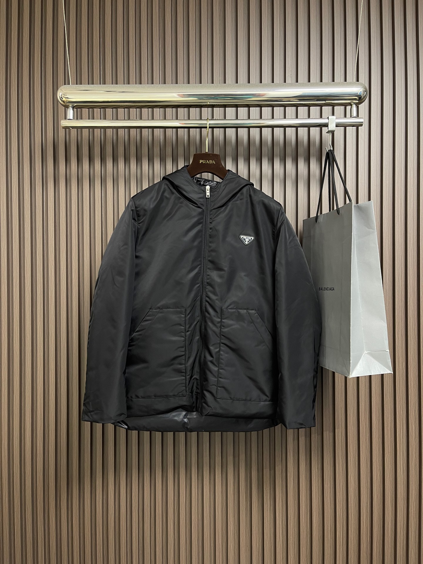 NO:644159,PRADA 2025SS new autumn and winter triangle logo hooded down jacket, the inner filling is mainly 95 duck down and polyester fiber, both have gone through a strict selection process. Its bulkiness and resilience are extremely superior, and its cold-proof performance is beyond doubt!  Diagonally inserted zipper pockets on both sides, with zipper pulls engraved with brand letters, show the aura of a big brand everywhere. The brand's iconic inverted triangle metal logo is embellished on the chest, which is simple and advanced. Sizes M-XXL  Shoulder width 51,,prada,down jacket,hats,alexander wang19860909PRADA 2025SS秋冬新款三角标识连帽羽绒服,内里填充物以95鸭绒和聚酯纤维为主,均经过严格的挑选工序,其蓬松度与与回弹性都极为优越,御寒性能更是毋庸置疑！双侧斜插拉链口袋,搭配品牌字母刻印拉链头无处不在彰显大牌气场,胸前上面点缀品牌标志性倒三角金属徽标,简约又高级 尺码M-XXL M码胸围120衣长72 肩宽46.5 L码 胸围124衣长74 肩宽48 XL码 胸围128衣长76 肩宽49.5 2XL码胸围132衣长78 肩宽51,,prada,down jacket,hats,alexander wang,Men's clothing