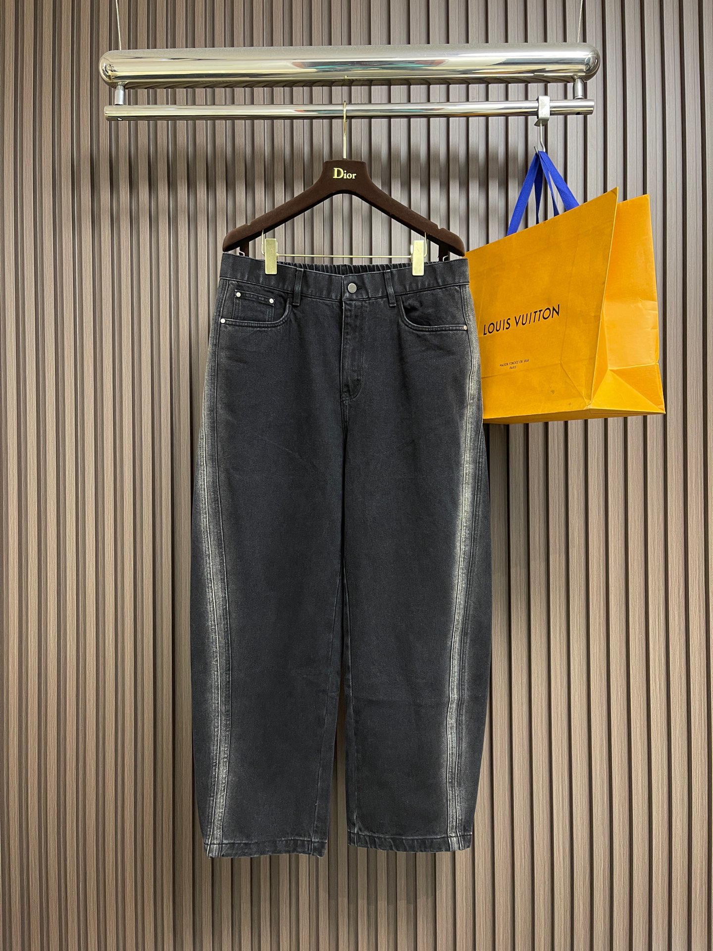 NO:645049,BV metal through-line black wide-leg jeans, BV metal through-line black cow welding 'low-key luxury' to the trouser legs, the hottest autumn and winter style!  The fabric is the first quality pure cotton denim that has been washed with distress. The surface is dyed with a foggy gray tone. The soft but not drapey feeling wraps the leg shape. The metal through line on the side is the soul. The silver-gray sewing thread extending from the waistband to the trousers is like sewing a 'low-key edge' into the trousers. From a distance, it looks like a simple black cow. Only when you look up close can you understand the beauty of this line. It not only pulls the visual focus to the side of the leg, quietly modifying the leg shape, but also makes the base  The basic model has the signature of 'only those who know the goods will understand'. When paired with a minimalist top, this line is the highlight of the whole body. The combination of elastic waistband + metal snap buckle is 'a balance of comfort and exquisiteness. You don't have to work hard to tie the belt, and there will be no marks when sitting down; the triangular stitching on the back pocket, the BV white label on the inside, and even the metal teeth of the zipper are all delicate matte. Size XS-L, Bottega  veneta,jeans,alexander wang19860909BV金属贯穿线黑色阔腿牛仔裤,BV金属贯穿线黑牛把“低调奢”焊在裤脚的秋冬王炸款！面料是第一重质感纯棉牛仔布经过做旧水洗,表面晕染出雾感灰调,软而不塌的垂坠感裹住腿型.侧边那条金属贯穿线是灵魂,从腰头延伸到裤脚的银灰车线,像把“低调的锋芒”缝进裤型里远看是简约黑牛,近看才懂这道线的妙既把视觉重心拉向腿侧,悄悄修饰腿型,又让基础款多了“识货者才懂”的标识性,配极简上衣时,这条线就是全身的亮点.松紧腰头+金属按扣的组合,是“舒服与精致的平衡,不用费力系腰带,坐下也不会勒出印子；后袋的三角车线、内侧的BV白标,连拉链的金属齿都泛着细腻的哑光.尺码XS-L,,bottega veneta,jeans,alexander wang,Men's clothing