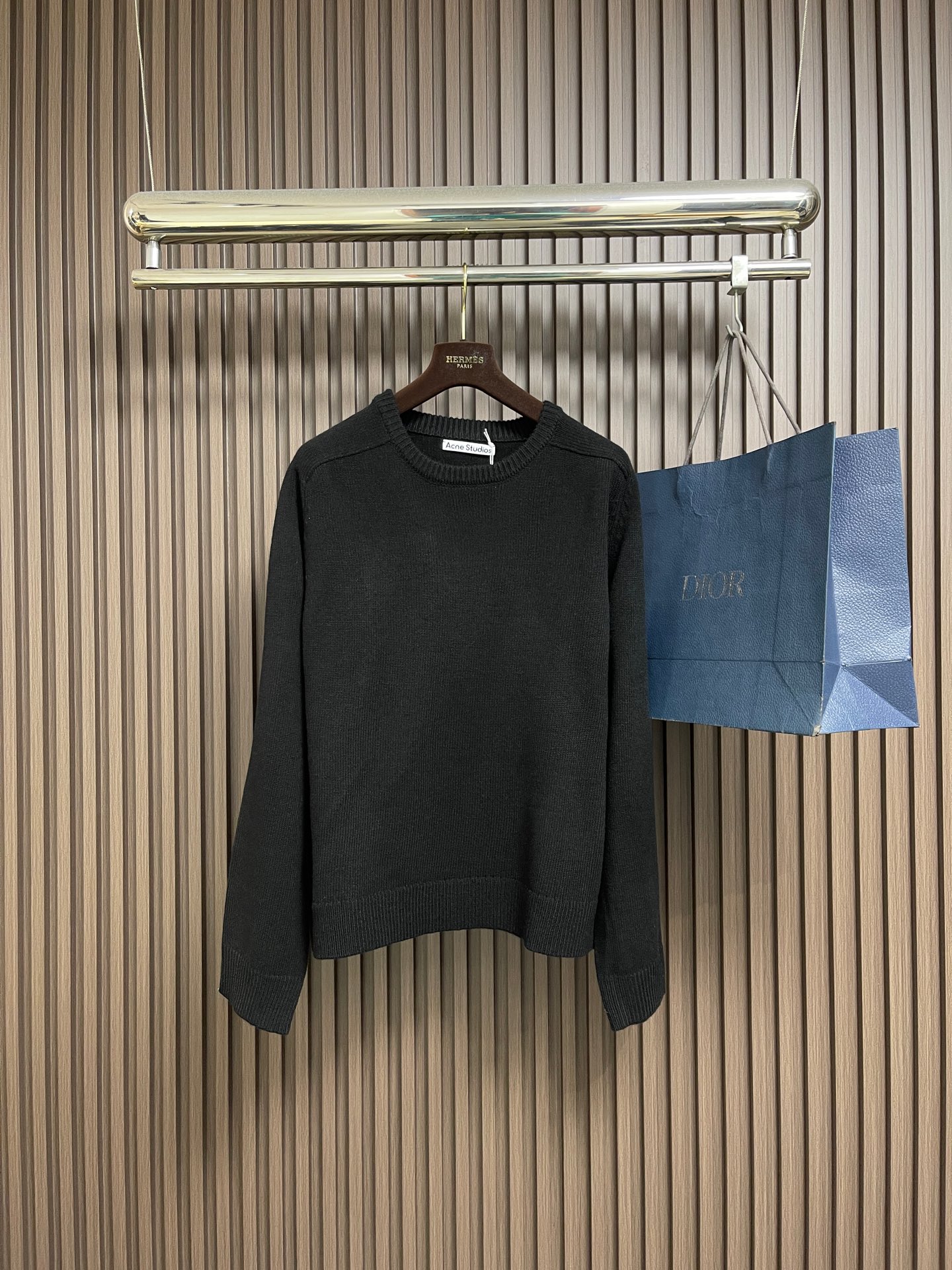 NO:624489,Acne Studios 1996 printed black wool sweater pullover. This round neck knitted sweater is made of yak yarn. The Acne Studios 1996 logo pattern is printed on the back and is decorated with ribbed trims. Made of natural fibers, each item has a unique color tone. Regular fit. Sizes XS-L,,acne studios,dior,sweaters,alexander wang19860909Acne Studios 1996印花黑色羊毛毛衣套头针织衫,此款圆领针织毛衣选用牦牛纱制成.背部印有 Acne Studios 1996徽标图案,并配以罗纹边饰.采用天然纤维,每件单品均呈现独一无二的色调.常规版型.尺码XS-L,,acne studios,dior,sweaters,alexander wang,Men's clothing