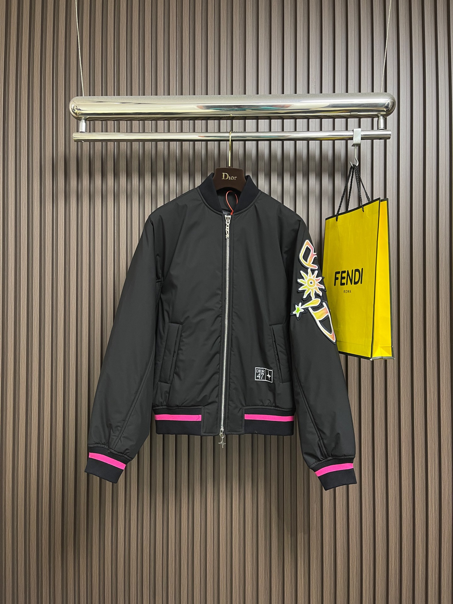 NO:624495,Dior No. 47 neon pink-edged baseball jacket, customized composite cloud-like technology woven fabric, from DIOR AND  The LEWISHAMILTON joint series uses black as the curtain to break the neon boundary. The co-branded embroidered letters are embellished on the left arm, extending the design philosophy of the sleeves. The gradient number 47 on the back pays tribute to the inheritance and this historic year. The neon pink edge is like the edge of the track that suddenly lights up in the dark night. The color is smudged with artistic brushes, silently injecting street inspiration into the classic baseball uniform silhouette, noble co-branding  Full of luxury. Imported machine embroidery technology is used, using advanced computer control systems and precision mechanical components to realize Dior 47 embroidery operations. Purely manual water disassembly process, after completing the initial combination of the lining cloth and the cotton piece, the craftsman will further adjust and disassemble it in the water. The lining cloth and the cotton piece can achieve a perfect combination, making the lining cloth and the cotton piece more closely combined. Beautiful and neat. Sizes 48-54 S-XL,, dior, jackets & coats, jackets &  coats,alexander wang19860909Dior 47号霓虹粉边棒球服夹克外套,定制复合云感科技梭织料,来自DIOR AND LEWISHAMILTON联名系列,以黑为幕霓虹破界,联名刺绣字母点缀于左臂之上,延伸袖间设计哲学,背后渐变数字47,承传以及这一具有历史意义的年份致敬.霓虹粉边如暗夜中骤然亮起的轨边,用艺术笔触晕染色彩,于无声处将街头灵感注入经典棒球服廓形,尊贵联名 尽显奢华.采用进口机刺绣工艺,使用先进的计算机控制系统和精密的机械部件,实现Dior 47刺绣作业.纯手工水后拆卸工艺,完成套里布与棉片的初步结合后匠人会在水中进行进一步的调整和拆卸,套里布与棉片能够实现完美的结合,使得套里布与棉片的结合更为紧密.美观工整.尺码48-54 S-XL,,dior,jackets & coats,jackets & coats,alexander wang,Men's clothing